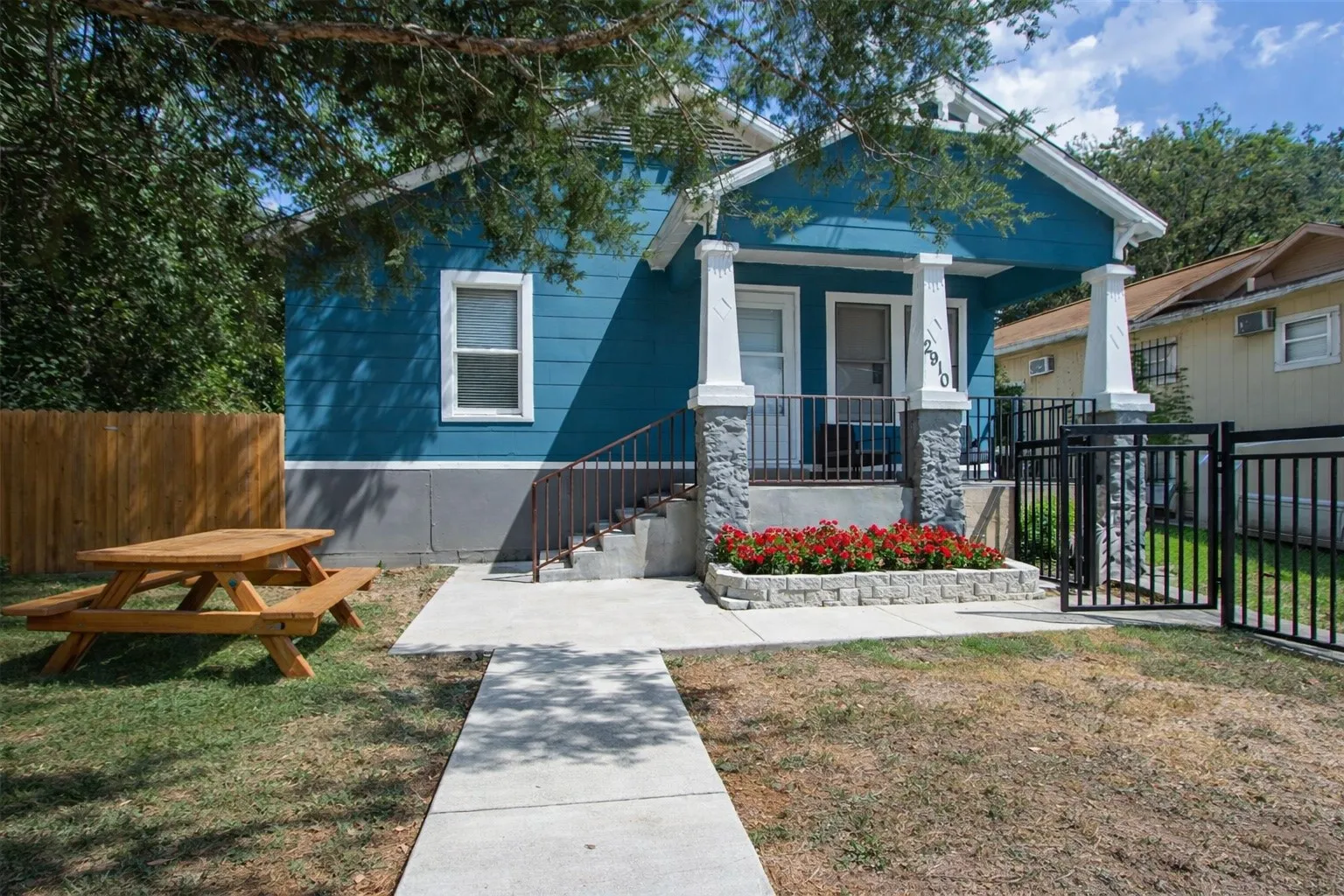 Single Family Residence For Sale in Tarrant County , 2910 20th Street, Fort Worth, Texas 76106, 2 Bedroom, 1 Bathroom, Garage spaces, 756 Sqft, built in 1940, Preowned, mls#21213496, Real Estate Agent in Fort Worth, Homes For Sale in Tarrant county, Homes For Sale in Fort Worth, Realtor in Fort Worth Texas, Real Estate Brokerage Independent Realty Texas, Luminita Cordes Realtor