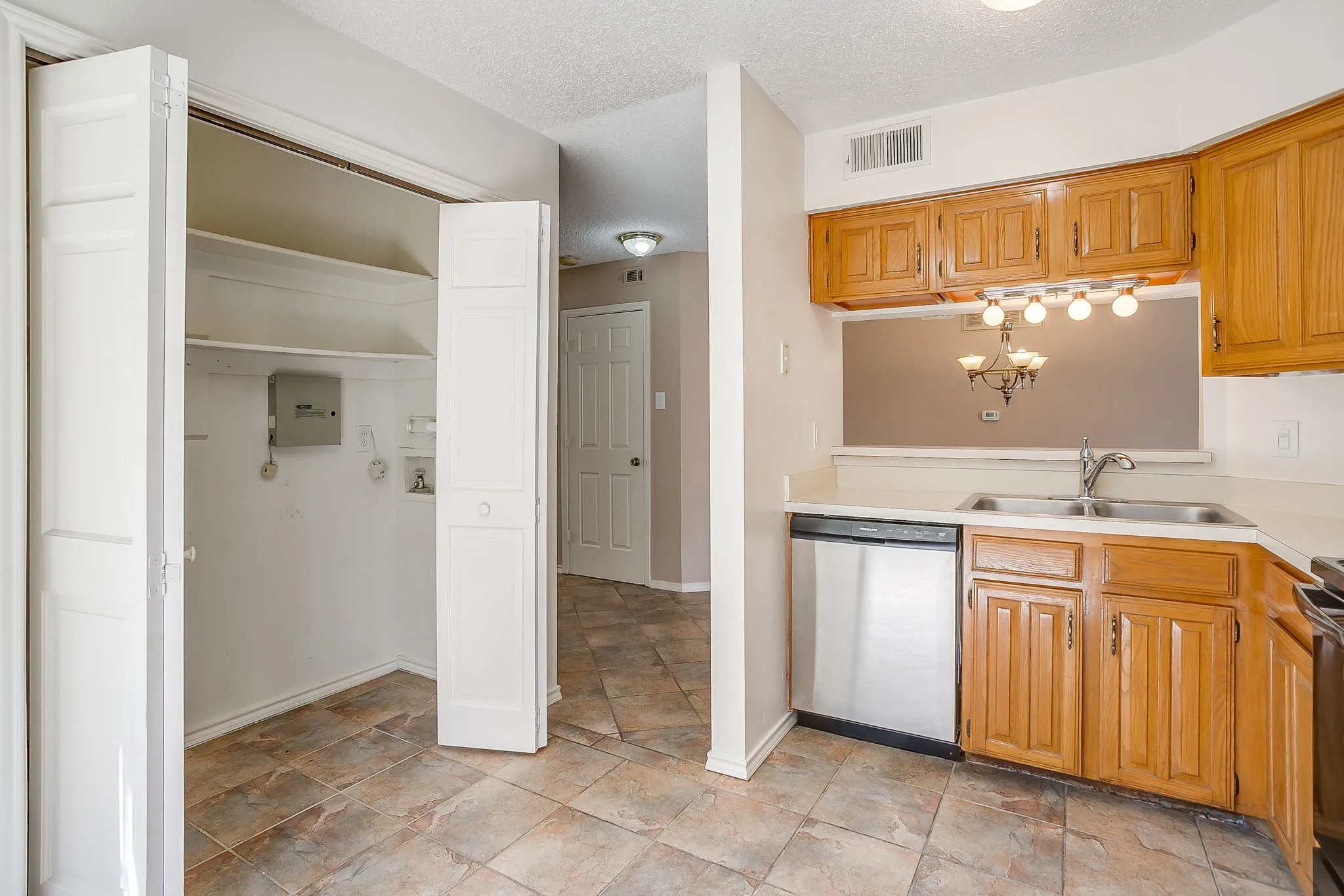 Condominium For Sale in Tarrant County , 6504 Hickock Drive 6D, Fort Worth, Texas 76116, 3 Bedroom, 3 Bathroom, 1 Garage spaces, 1,473 Sqft, built in 1984, mls#21185064, Real Estate Agent in Fort Worth, Homes For Sale in Tarrant county, Homes For Sale in Fort Worth, Realtor in Fort Worth Texas, Real Estate Brokerage Independent Realty Texas, Luminita Cordes Realtor