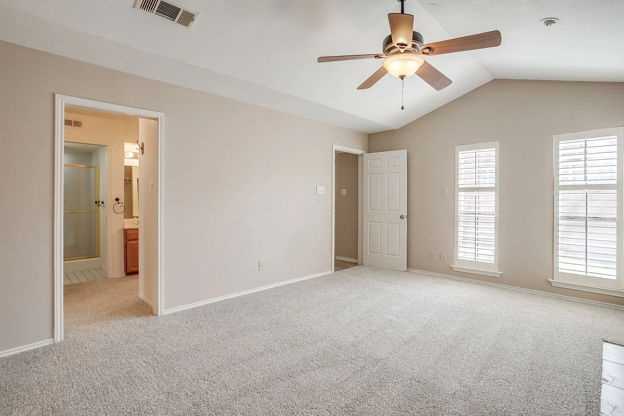 Condominium For Sale in Tarrant County , 6504 Hickock Drive 6D, Fort Worth, Texas 76116, 3 Bedroom, 3 Bathroom, 1 Garage spaces, 1,473 Sqft, built in 1984, mls#21185064, Real Estate Agent in Fort Worth, Homes For Sale in Tarrant county, Homes For Sale in Fort Worth, Realtor in Fort Worth Texas, Real Estate Brokerage Independent Realty Texas, Luminita Cordes Realtor