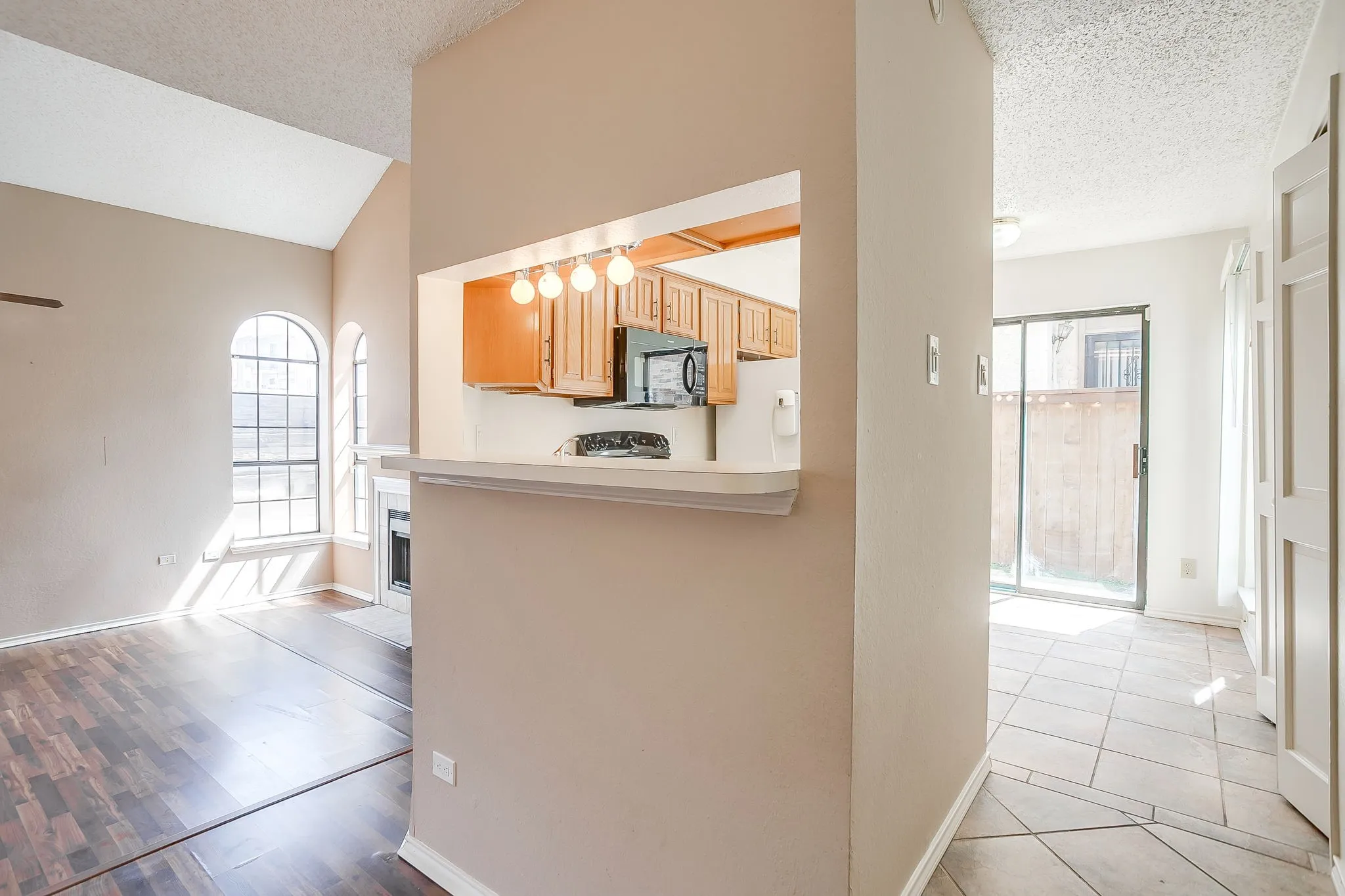 Condominium For Sale in Tarrant County , 6504 Hickock Drive 6D, Fort Worth, Texas 76116, 3 Bedroom, 3 Bathroom, 1 Garage spaces, 1,473 Sqft, built in 1984, mls#21185064, Real Estate Agent in Fort Worth, Homes For Sale in Tarrant county, Homes For Sale in Fort Worth, Realtor in Fort Worth Texas, Real Estate Brokerage Independent Realty Texas, Luminita Cordes Realtor