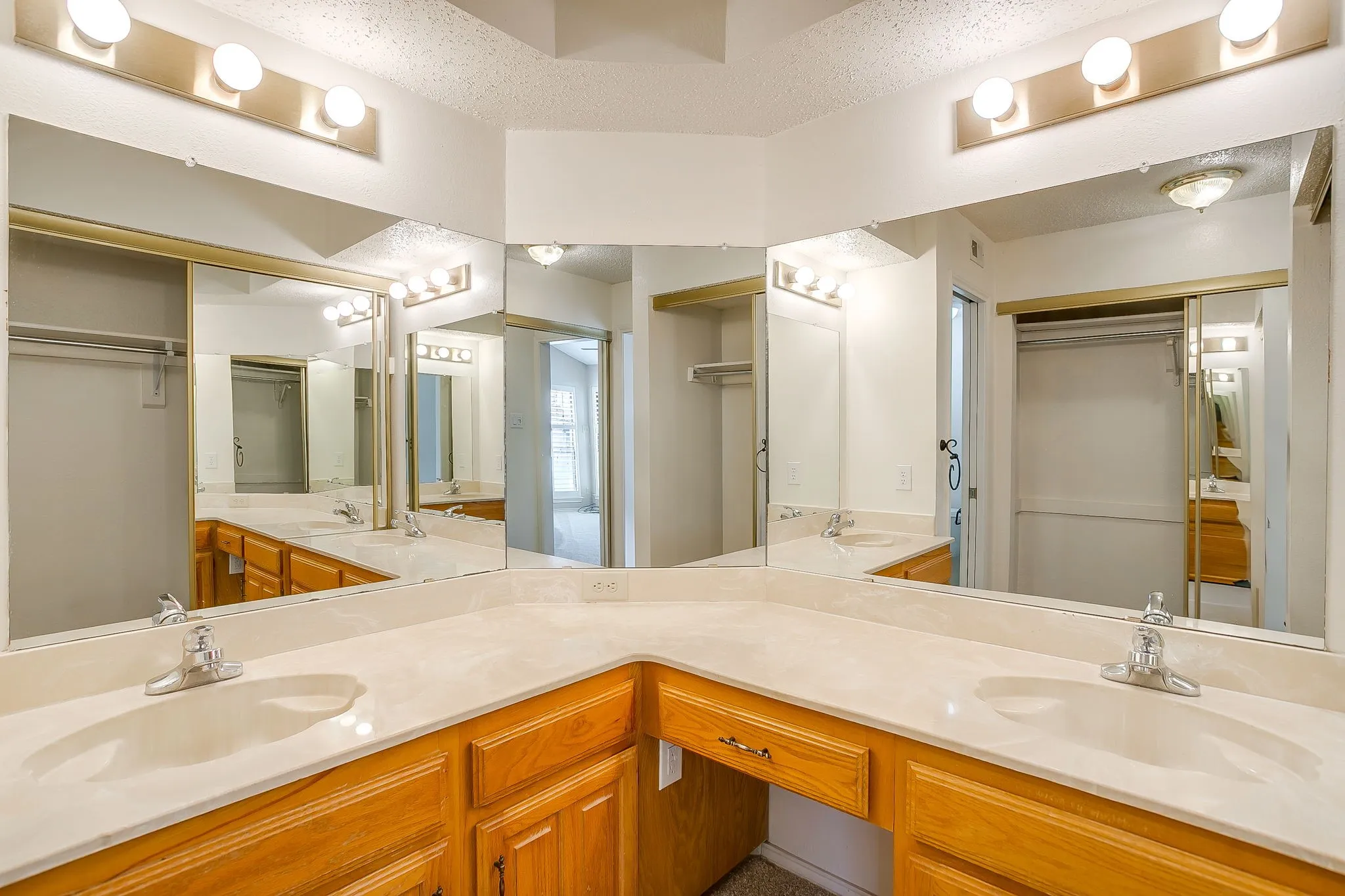 Condominium For Sale in Tarrant County , 6504 Hickock Drive 6D, Fort Worth, Texas 76116, 3 Bedroom, 3 Bathroom, 1 Garage spaces, 1,473 Sqft, built in 1984, mls#21185064, Real Estate Agent in Fort Worth, Homes For Sale in Tarrant county, Homes For Sale in Fort Worth, Realtor in Fort Worth Texas, Real Estate Brokerage Independent Realty Texas, Luminita Cordes Realtor