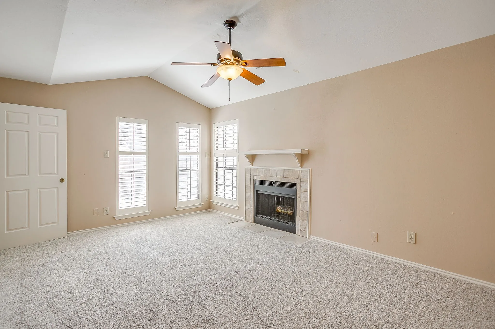 Condominium For Sale in Tarrant County , 6504 Hickock Drive 6D, Fort Worth, Texas 76116, 3 Bedroom, 3 Bathroom, 1 Garage spaces, 1,473 Sqft, built in 1984, mls#21185064, Real Estate Agent in Fort Worth, Homes For Sale in Tarrant county, Homes For Sale in Fort Worth, Realtor in Fort Worth Texas, Real Estate Brokerage Independent Realty Texas, Luminita Cordes Realtor