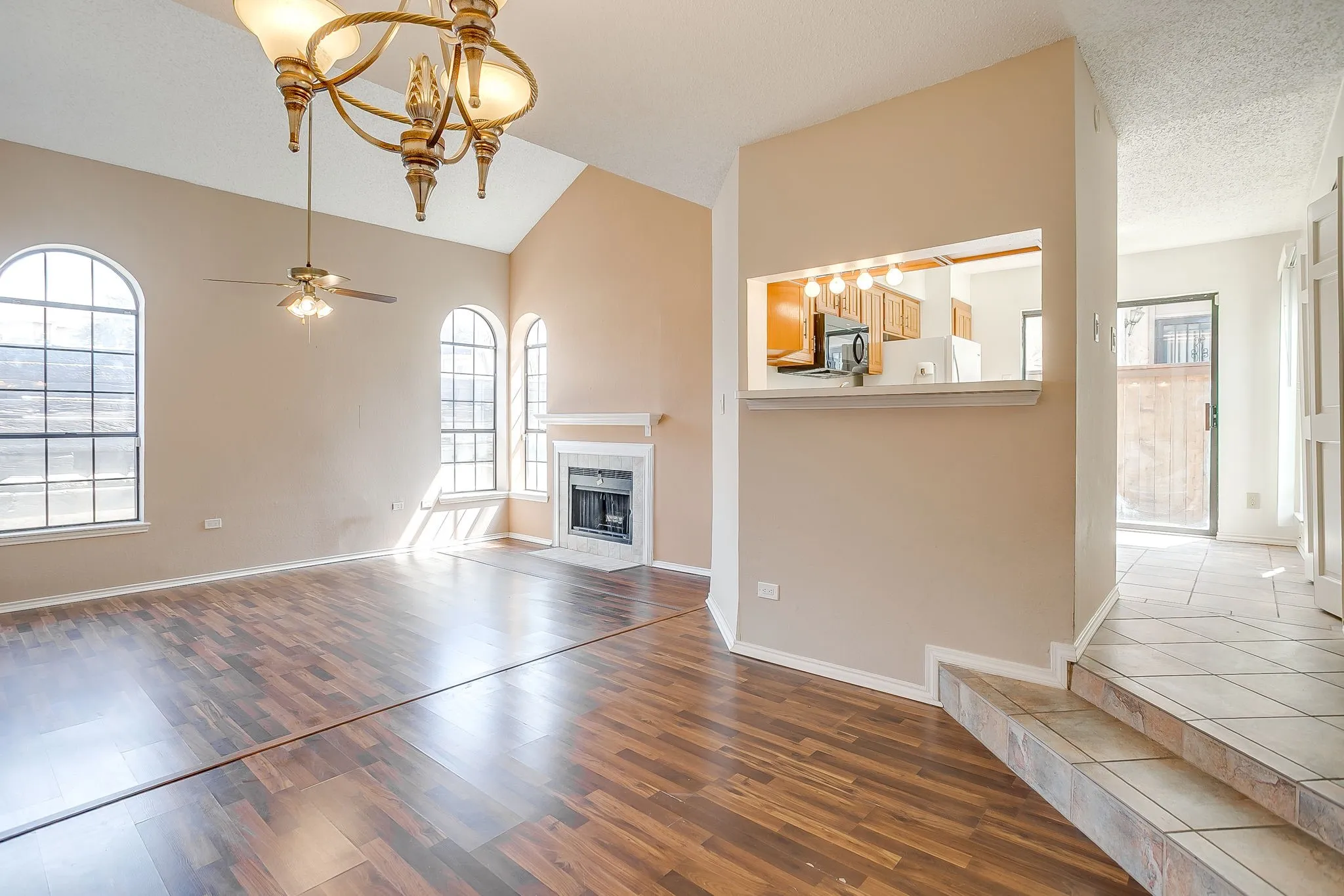 Condominium For Sale in Tarrant County , 6504 Hickock Drive 6D, Fort Worth, Texas 76116, 3 Bedroom, 3 Bathroom, 1 Garage spaces, 1,473 Sqft, built in 1984, mls#21185064, Real Estate Agent in Fort Worth, Homes For Sale in Tarrant county, Homes For Sale in Fort Worth, Realtor in Fort Worth Texas, Real Estate Brokerage Independent Realty Texas, Luminita Cordes Realtor