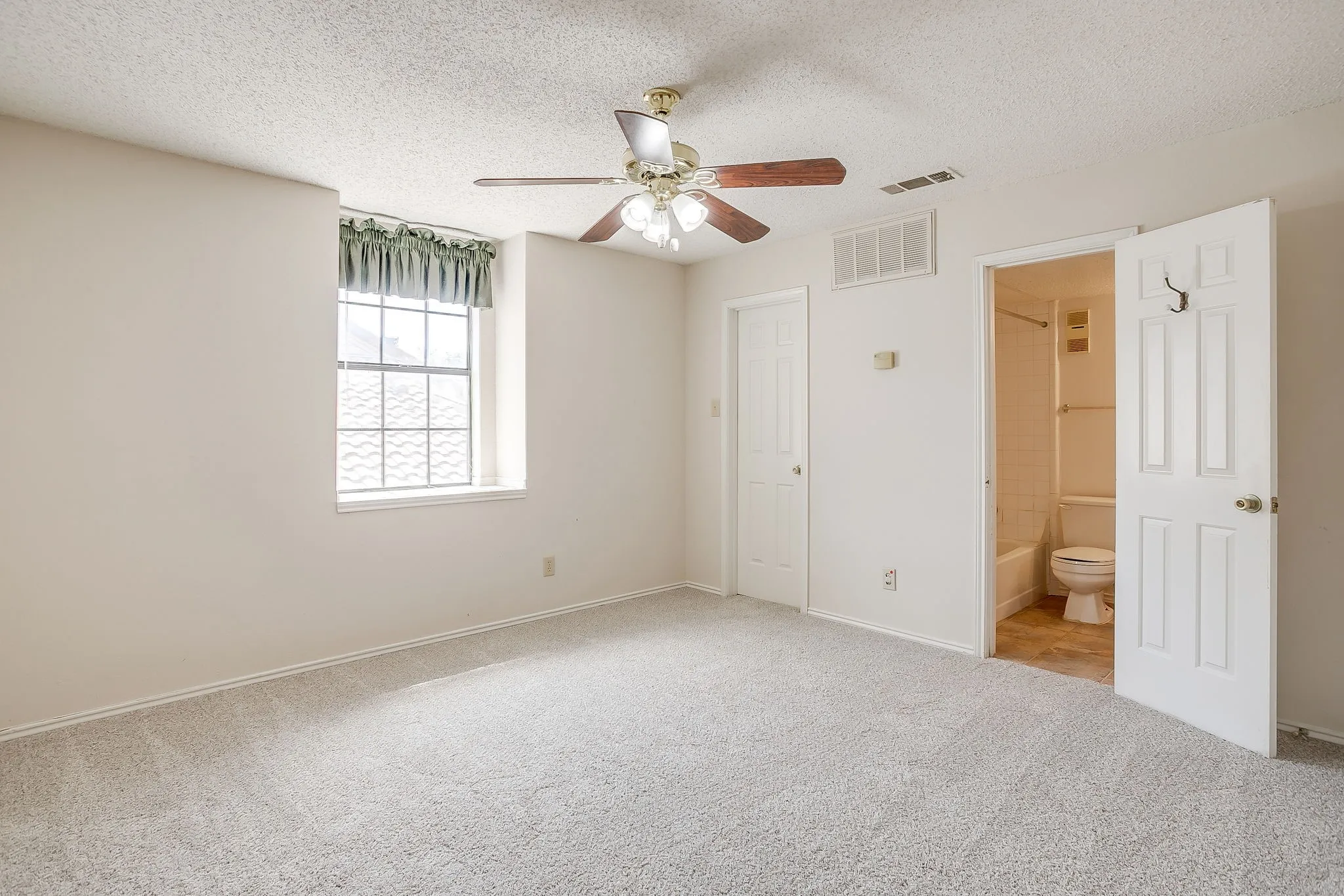 Condominium For Sale in Tarrant County , 6504 Hickock Drive 6D, Fort Worth, Texas 76116, 3 Bedroom, 3 Bathroom, 1 Garage spaces, 1,473 Sqft, built in 1984, mls#21185064, Real Estate Agent in Fort Worth, Homes For Sale in Tarrant county, Homes For Sale in Fort Worth, Realtor in Fort Worth Texas, Real Estate Brokerage Independent Realty Texas, Luminita Cordes Realtor