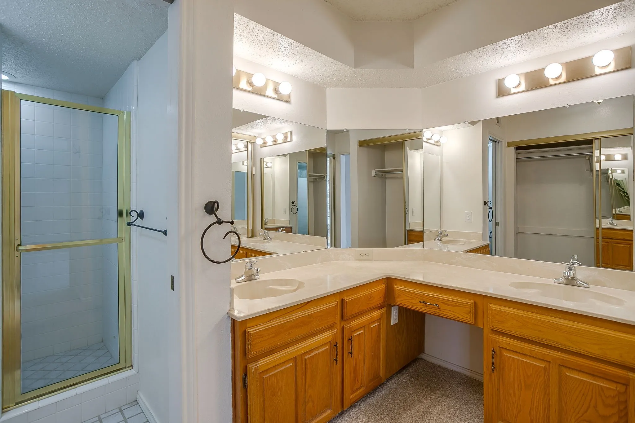 Condominium For Sale in Tarrant County , 6504 Hickock Drive 6D, Fort Worth, Texas 76116, 3 Bedroom, 3 Bathroom, 1 Garage spaces, 1,473 Sqft, built in 1984, mls#21185064, Real Estate Agent in Fort Worth, Homes For Sale in Tarrant county, Homes For Sale in Fort Worth, Realtor in Fort Worth Texas, Real Estate Brokerage Independent Realty Texas, Luminita Cordes Realtor