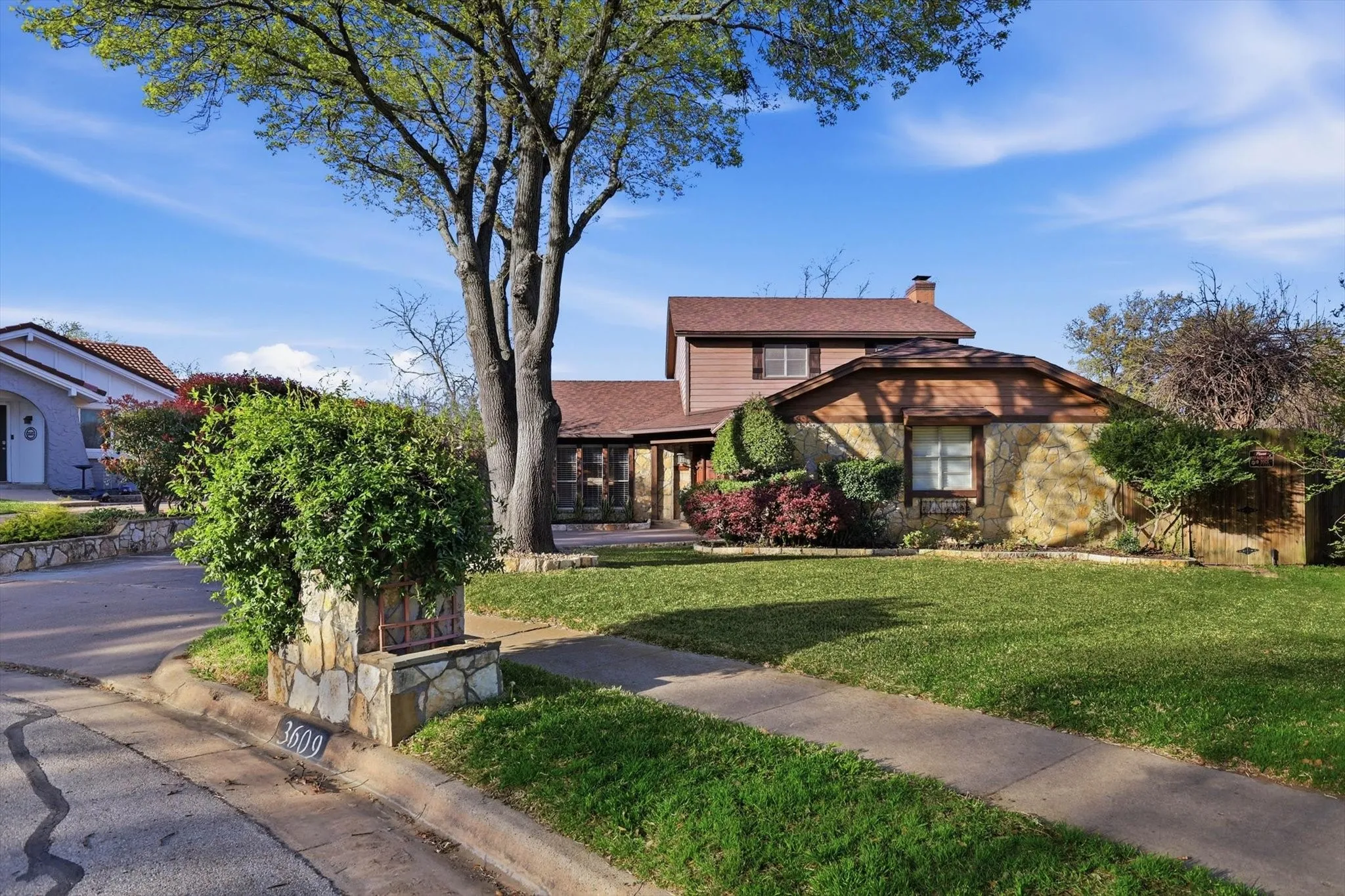 Single Family Residence For Sale in Tarrant County , 3609 Wayne Court, Bedford, Texas 76021, 4 Bedroom, 3 Bathroom, 2 Garage spaces, 2,312 Sqft, built in 1974, Preowned, mls#21210534, Real Estate Agent in Bedford, Homes For Sale in Tarrant county, Homes For Sale in Bedford, Realtor in Bedford Texas, Real Estate Brokerage Independent Realty Texas, Luminita Cordes Realtor