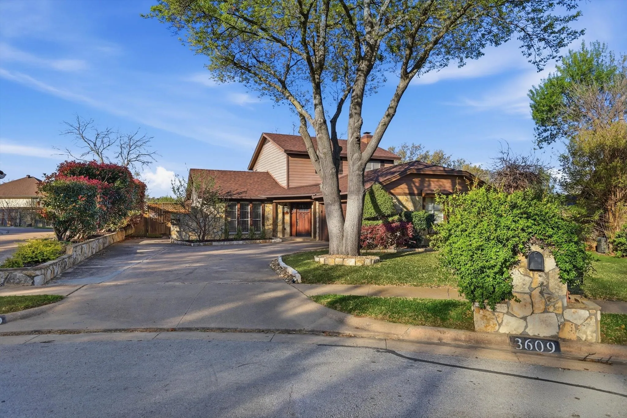 Single Family Residence For Sale in Tarrant County , 3609 Wayne Court, Bedford, Texas 76021, 4 Bedroom, 3 Bathroom, 2 Garage spaces, 2,312 Sqft, built in 1974, Preowned, mls#21210534, Real Estate Agent in Bedford, Homes For Sale in Tarrant county, Homes For Sale in Bedford, Realtor in Bedford Texas, Real Estate Brokerage Independent Realty Texas, Luminita Cordes Realtor