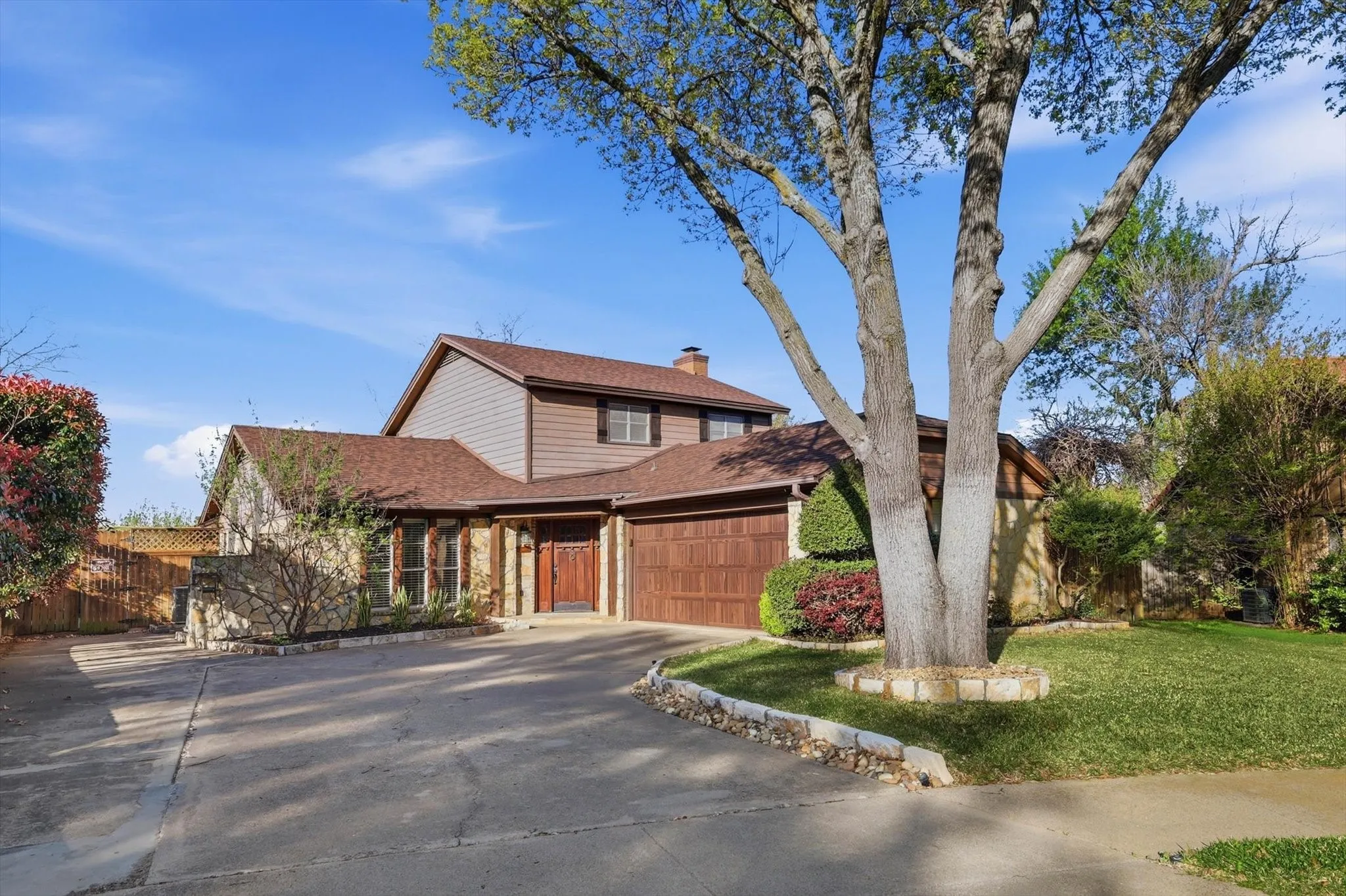 Single Family Residence For Sale in Tarrant County , 3609 Wayne Court, Bedford, Texas 76021, 4 Bedroom, 3 Bathroom, 2 Garage spaces, 2,312 Sqft, built in 1974, Preowned, mls#21210534, Real Estate Agent in Bedford, Homes For Sale in Tarrant county, Homes For Sale in Bedford, Realtor in Bedford Texas, Real Estate Brokerage Independent Realty Texas, Luminita Cordes Realtor