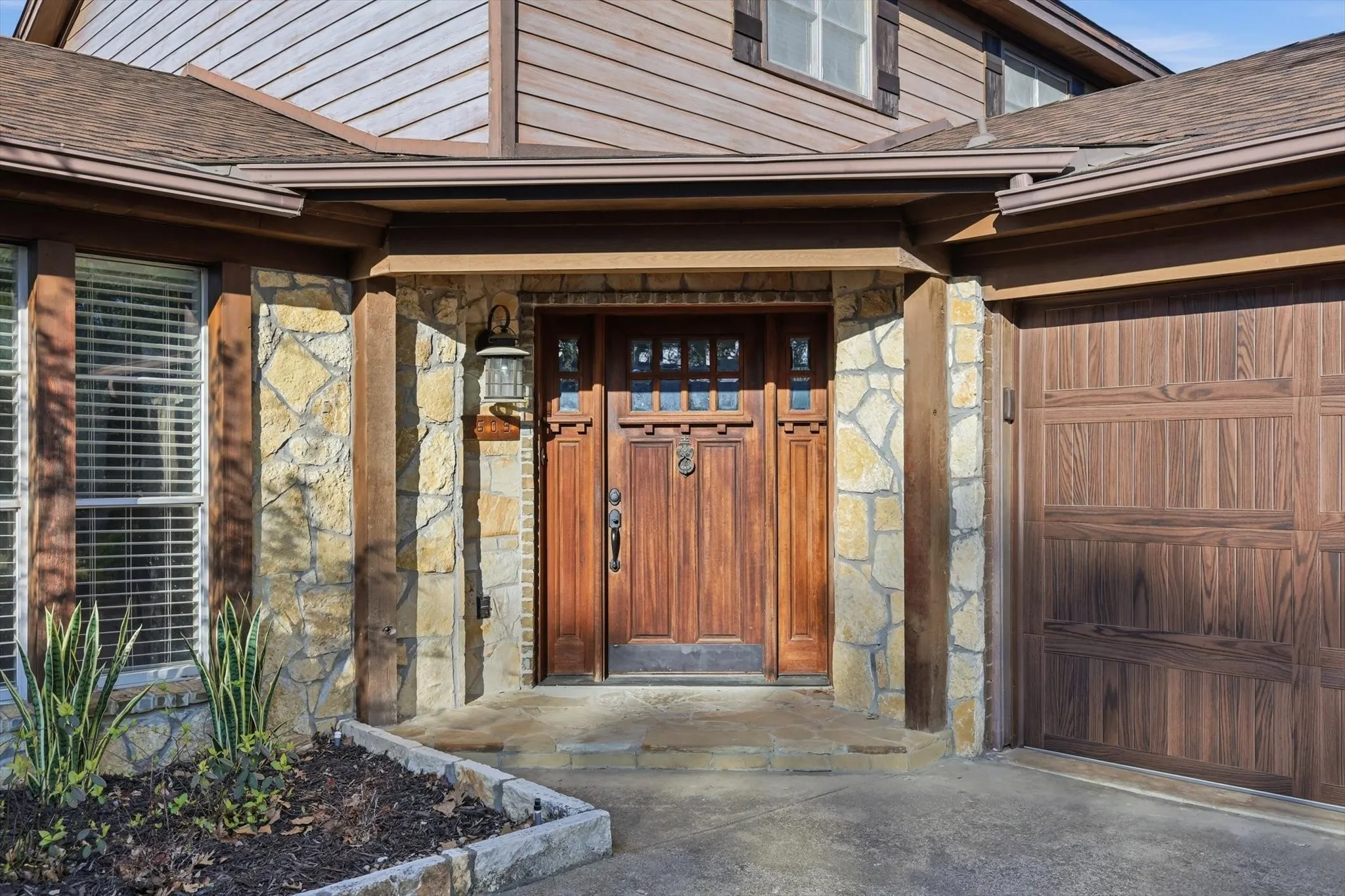 Single Family Residence For Sale in Tarrant County , 3609 Wayne Court, Bedford, Texas 76021, 4 Bedroom, 3 Bathroom, 2 Garage spaces, 2,312 Sqft, built in 1974, Preowned, mls#21210534, Real Estate Agent in Bedford, Homes For Sale in Tarrant county, Homes For Sale in Bedford, Realtor in Bedford Texas, Real Estate Brokerage Independent Realty Texas, Luminita Cordes Realtor