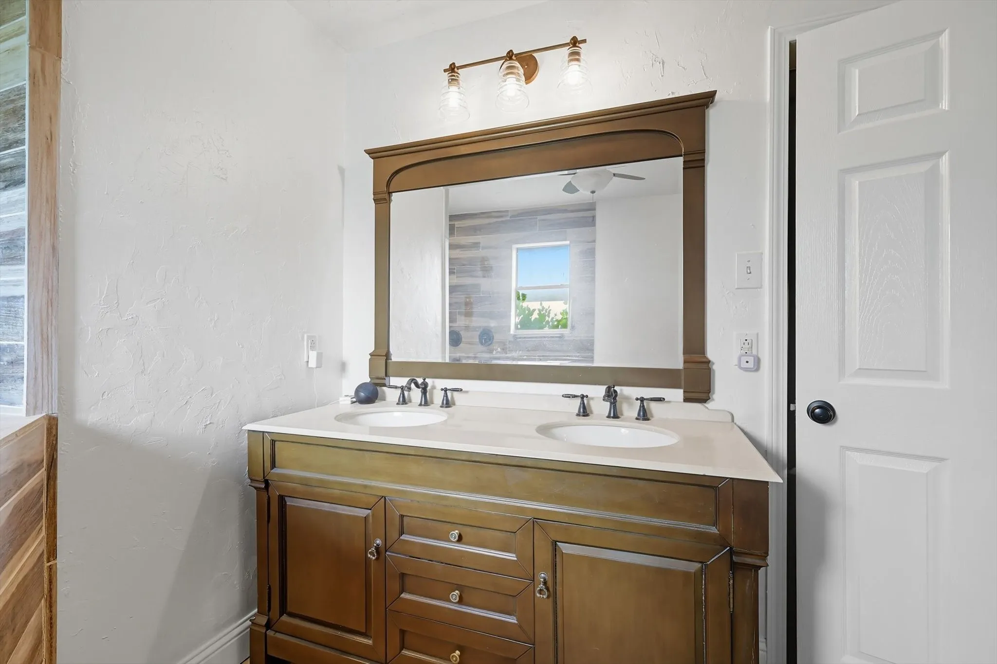 Single Family Residence For Sale in Tarrant County , 3609 Wayne Court, Bedford, Texas 76021, 4 Bedroom, 3 Bathroom, 2 Garage spaces, 2,312 Sqft, built in 1974, Preowned, mls#21210534, Real Estate Agent in Bedford, Homes For Sale in Tarrant county, Homes For Sale in Bedford, Realtor in Bedford Texas, Real Estate Brokerage Independent Realty Texas, Luminita Cordes Realtor