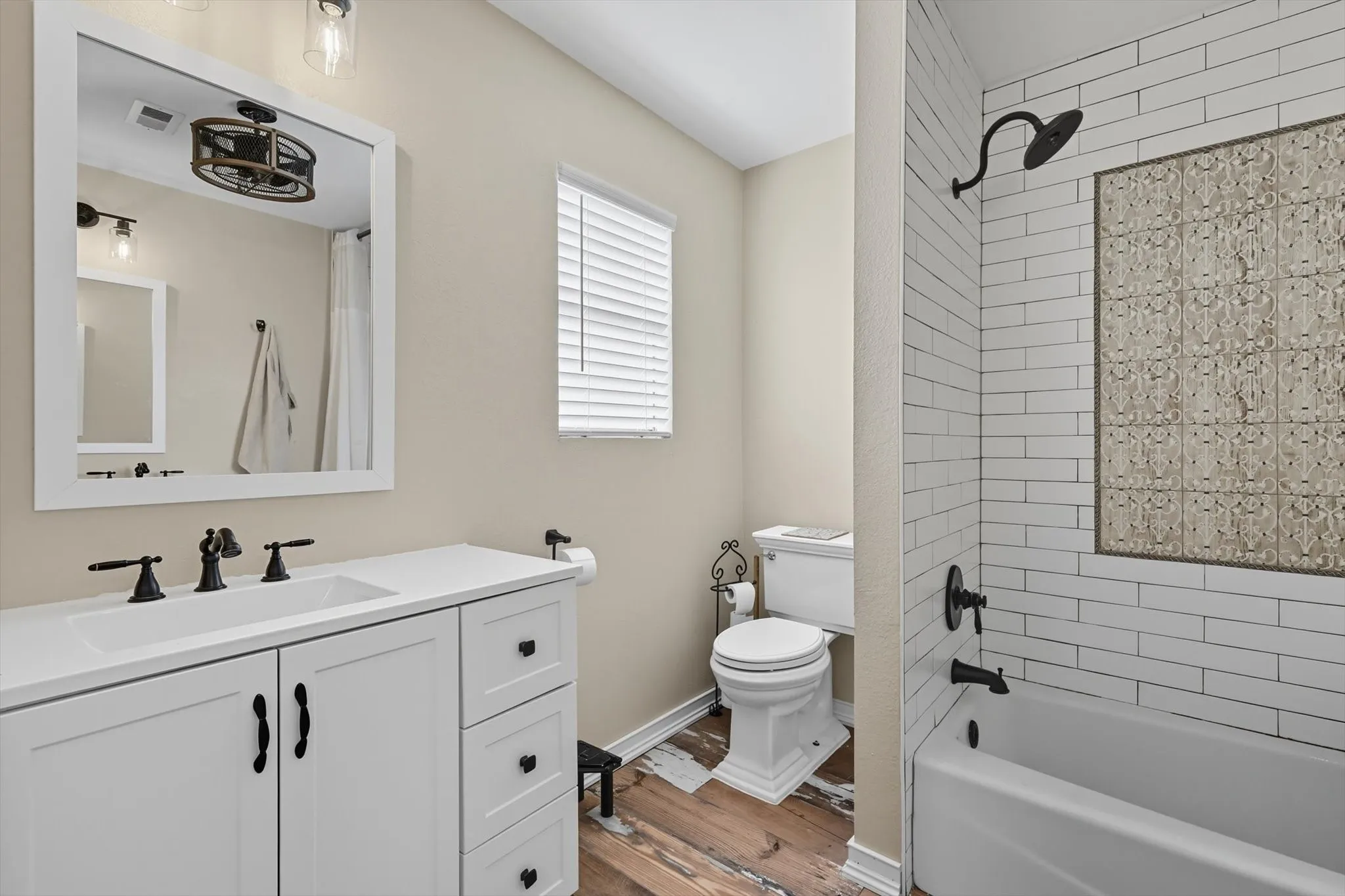 Single Family Residence For Sale in Tarrant County , 3609 Wayne Court, Bedford, Texas 76021, 4 Bedroom, 3 Bathroom, 2 Garage spaces, 2,312 Sqft, built in 1974, Preowned, mls#21210534, Real Estate Agent in Bedford, Homes For Sale in Tarrant county, Homes For Sale in Bedford, Realtor in Bedford Texas, Real Estate Brokerage Independent Realty Texas, Luminita Cordes Realtor