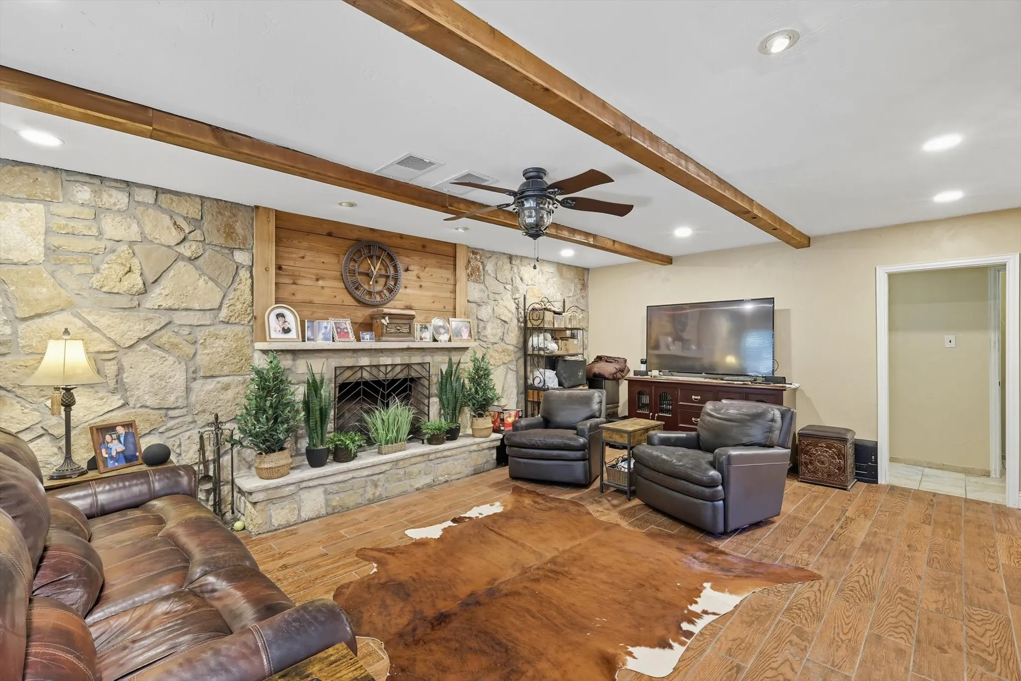 Single Family Residence For Sale in Tarrant County , 3609 Wayne Court, Bedford, Texas 76021, 4 Bedroom, 3 Bathroom, 2 Garage spaces, 2,312 Sqft, built in 1974, Preowned, mls#21210534, Real Estate Agent in Bedford, Homes For Sale in Tarrant county, Homes For Sale in Bedford, Realtor in Bedford Texas, Real Estate Brokerage Independent Realty Texas, Luminita Cordes Realtor