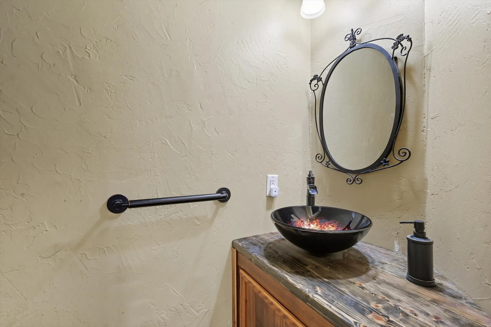 Single Family Residence For Sale in Tarrant County , 3609 Wayne Court, Bedford, Texas 76021, 4 Bedroom, 3 Bathroom, 2 Garage spaces, 2,312 Sqft, built in 1974, Preowned, mls#21210534, Real Estate Agent in Bedford, Homes For Sale in Tarrant county, Homes For Sale in Bedford, Realtor in Bedford Texas, Real Estate Brokerage Independent Realty Texas, Luminita Cordes Realtor