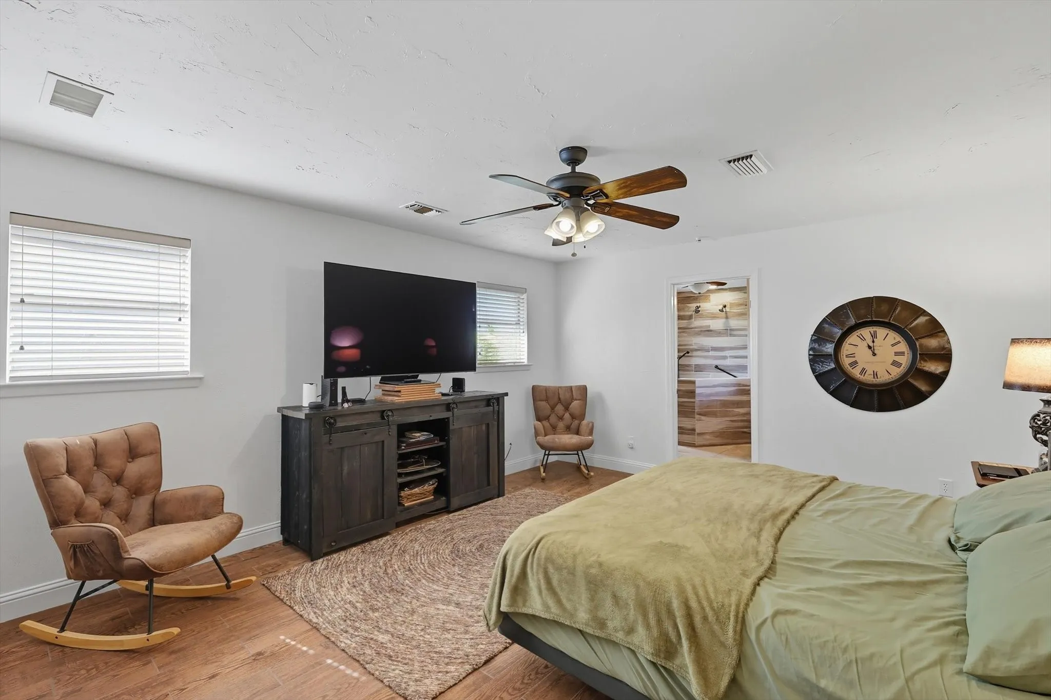 Single Family Residence For Sale in Tarrant County , 3609 Wayne Court, Bedford, Texas 76021, 4 Bedroom, 3 Bathroom, 2 Garage spaces, 2,312 Sqft, built in 1974, Preowned, mls#21210534, Real Estate Agent in Bedford, Homes For Sale in Tarrant county, Homes For Sale in Bedford, Realtor in Bedford Texas, Real Estate Brokerage Independent Realty Texas, Luminita Cordes Realtor
