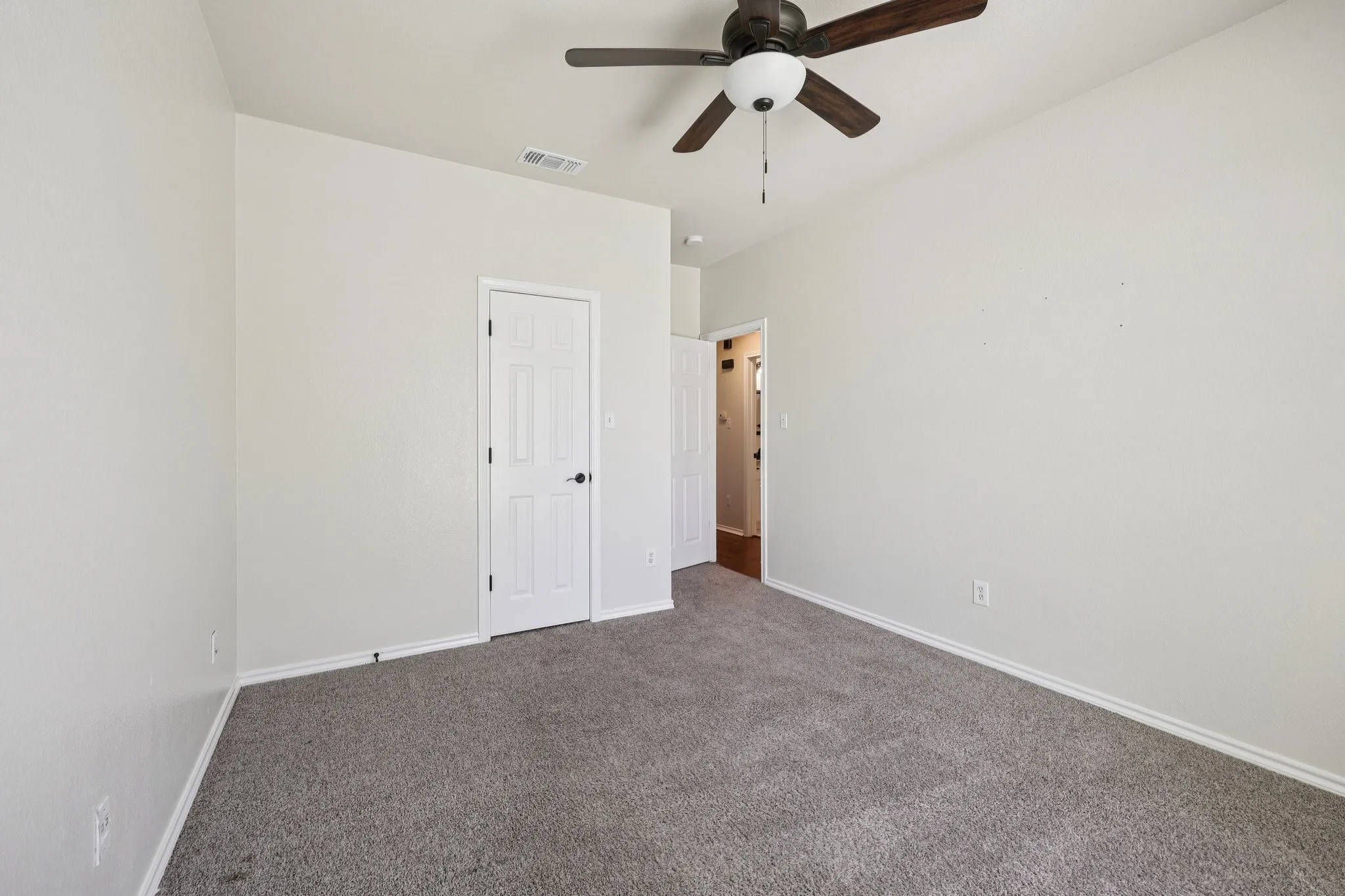 Single Family Residence For Sale in Tarrant County , 1325 Lake Shore Drive, Crowley, Texas 76036, 4 Bedroom, 2 Bathroom, 2 Garage spaces, 1,986 Sqft, built in 2002, mls#21214376, Real Estate Agent in Crowley, Homes For Sale in Tarrant county, Homes For Sale in Crowley, Realtor in Crowley Texas, Real Estate Brokerage Independent Realty Texas, Luminita Cordes Realtor