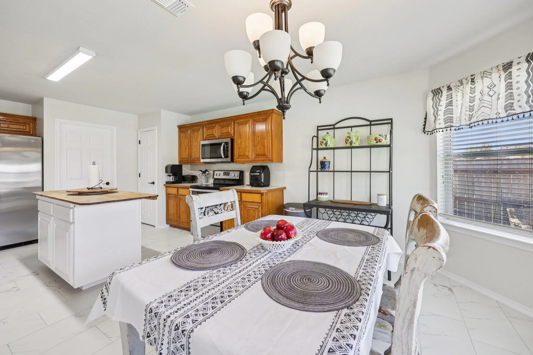 Single Family Residence For Sale in Tarrant County , 1325 Lake Shore Drive, Crowley, Texas 76036, 4 Bedroom, 2 Bathroom, 2 Garage spaces, 1,986 Sqft, built in 2002, mls#21214376, Real Estate Agent in Crowley, Homes For Sale in Tarrant county, Homes For Sale in Crowley, Realtor in Crowley Texas, Real Estate Brokerage Independent Realty Texas, Luminita Cordes Realtor