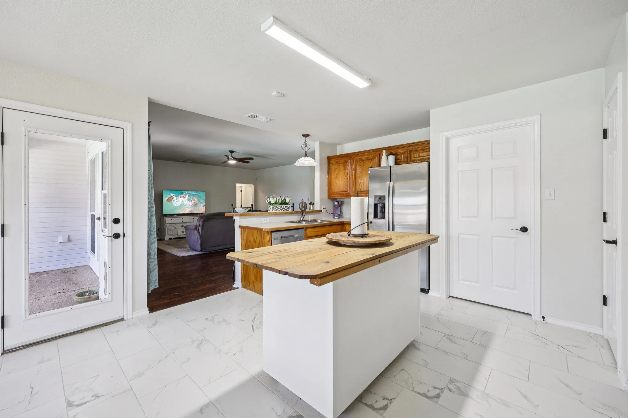 Single Family Residence For Sale in Tarrant County , 1325 Lake Shore Drive, Crowley, Texas 76036, 4 Bedroom, 2 Bathroom, 2 Garage spaces, 1,986 Sqft, built in 2002, mls#21214376, Real Estate Agent in Crowley, Homes For Sale in Tarrant county, Homes For Sale in Crowley, Realtor in Crowley Texas, Real Estate Brokerage Independent Realty Texas, Luminita Cordes Realtor