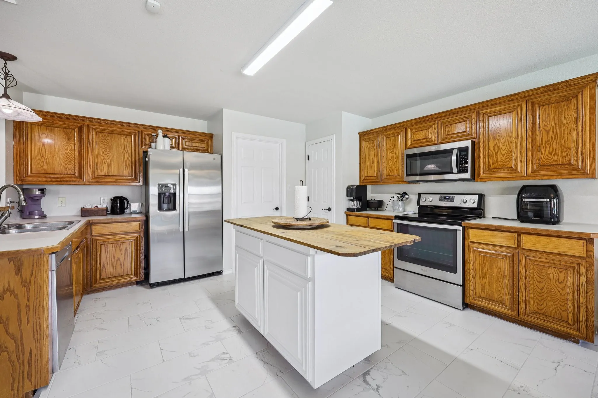 Single Family Residence For Sale in Tarrant County , 1325 Lake Shore Drive, Crowley, Texas 76036, 4 Bedroom, 2 Bathroom, 2 Garage spaces, 1,986 Sqft, built in 2002, mls#21214376, Real Estate Agent in Crowley, Homes For Sale in Tarrant county, Homes For Sale in Crowley, Realtor in Crowley Texas, Real Estate Brokerage Independent Realty Texas, Luminita Cordes Realtor