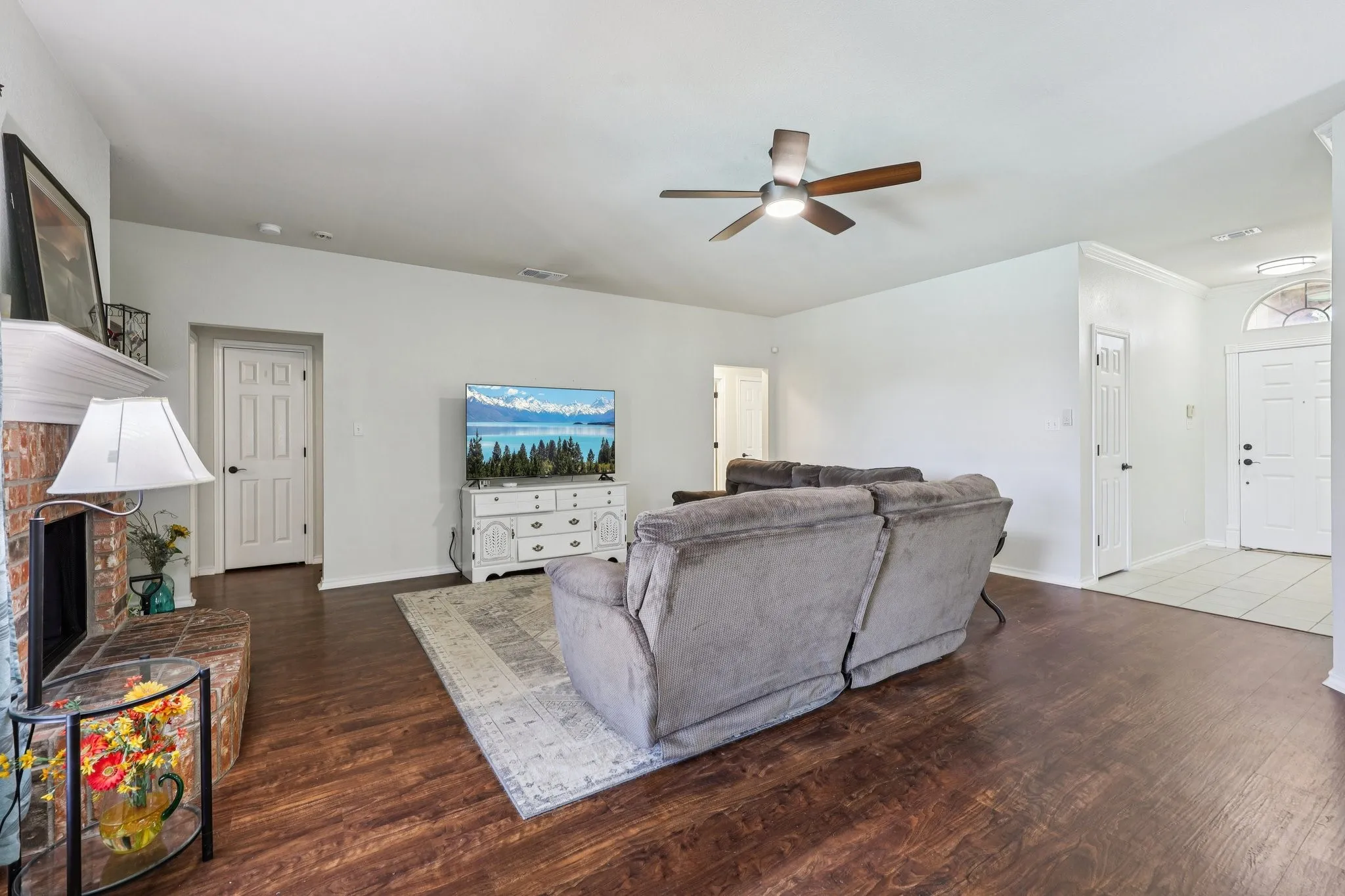 Single Family Residence For Sale in Tarrant County , 1325 Lake Shore Drive, Crowley, Texas 76036, 4 Bedroom, 2 Bathroom, 2 Garage spaces, 1,986 Sqft, built in 2002, mls#21214376, Real Estate Agent in Crowley, Homes For Sale in Tarrant county, Homes For Sale in Crowley, Realtor in Crowley Texas, Real Estate Brokerage Independent Realty Texas, Luminita Cordes Realtor