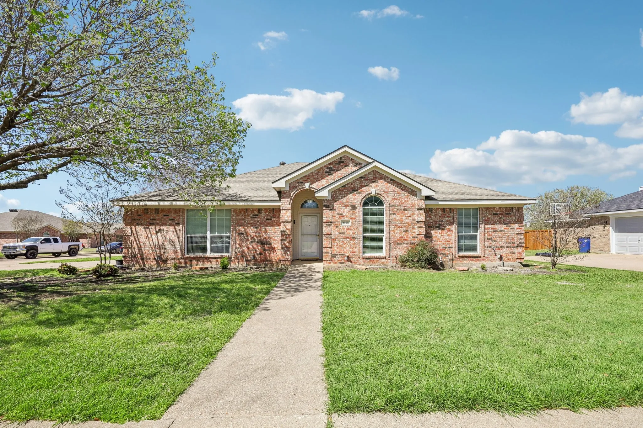 Single Family Residence For Sale in Tarrant County , 1325 Lake Shore Drive, Crowley, Texas 76036, 4 Bedroom, 2 Bathroom, 2 Garage spaces, 1,986 Sqft, built in 2002, mls#21214376, Real Estate Agent in Crowley, Homes For Sale in Tarrant county, Homes For Sale in Crowley, Realtor in Crowley Texas, Real Estate Brokerage Independent Realty Texas, Luminita Cordes Realtor
