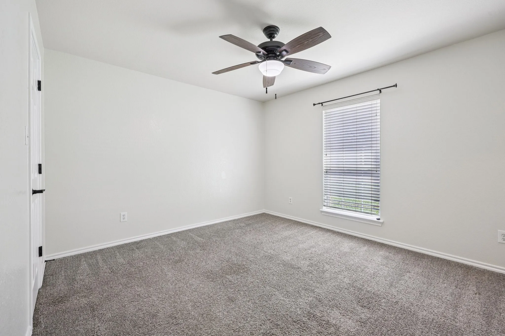 Single Family Residence For Sale in Tarrant County , 1325 Lake Shore Drive, Crowley, Texas 76036, 4 Bedroom, 2 Bathroom, 2 Garage spaces, 1,986 Sqft, built in 2002, mls#21214376, Real Estate Agent in Crowley, Homes For Sale in Tarrant county, Homes For Sale in Crowley, Realtor in Crowley Texas, Real Estate Brokerage Independent Realty Texas, Luminita Cordes Realtor
