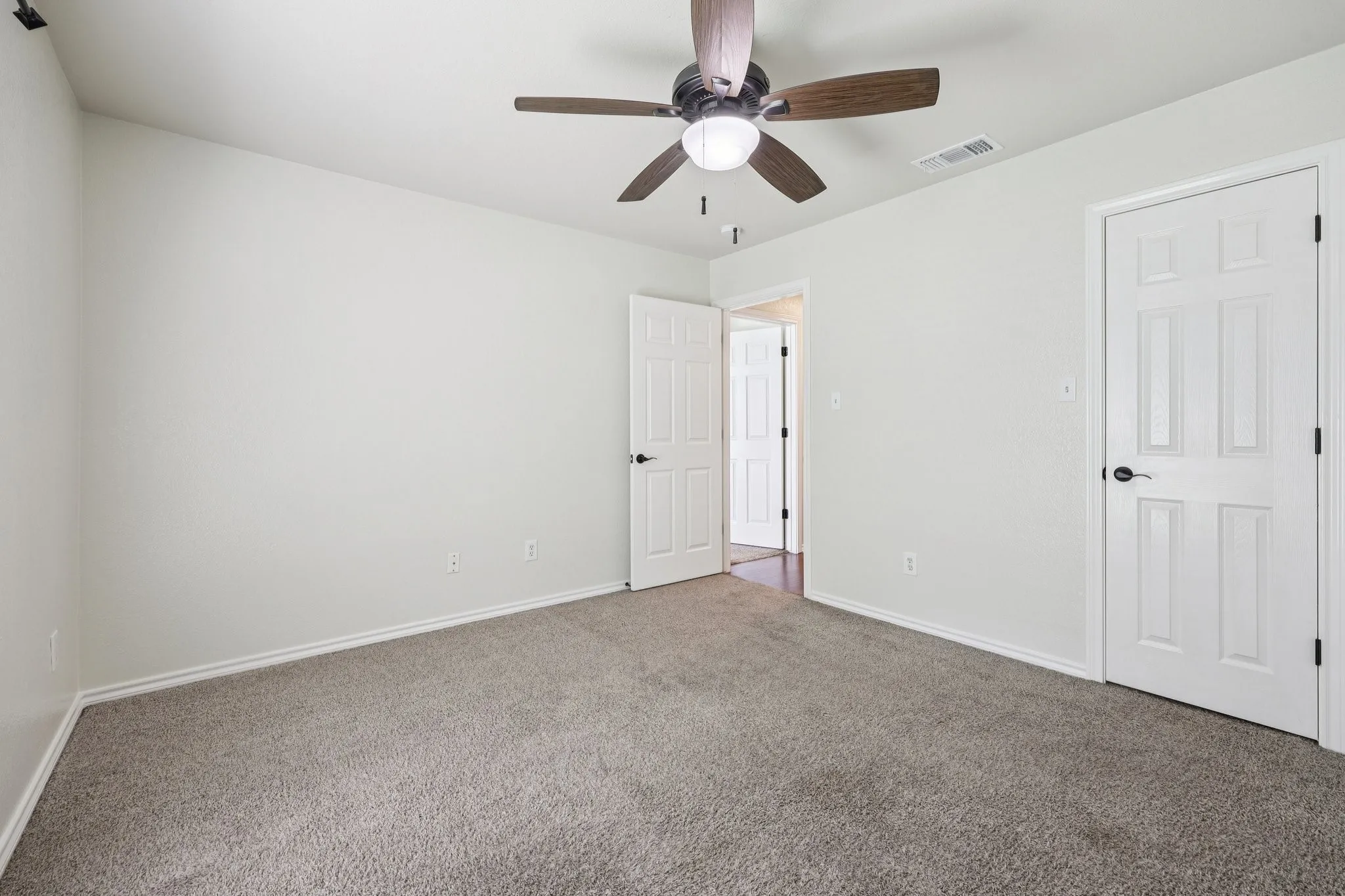 Single Family Residence For Sale in Tarrant County , 1325 Lake Shore Drive, Crowley, Texas 76036, 4 Bedroom, 2 Bathroom, 2 Garage spaces, 1,986 Sqft, built in 2002, mls#21214376, Real Estate Agent in Crowley, Homes For Sale in Tarrant county, Homes For Sale in Crowley, Realtor in Crowley Texas, Real Estate Brokerage Independent Realty Texas, Luminita Cordes Realtor