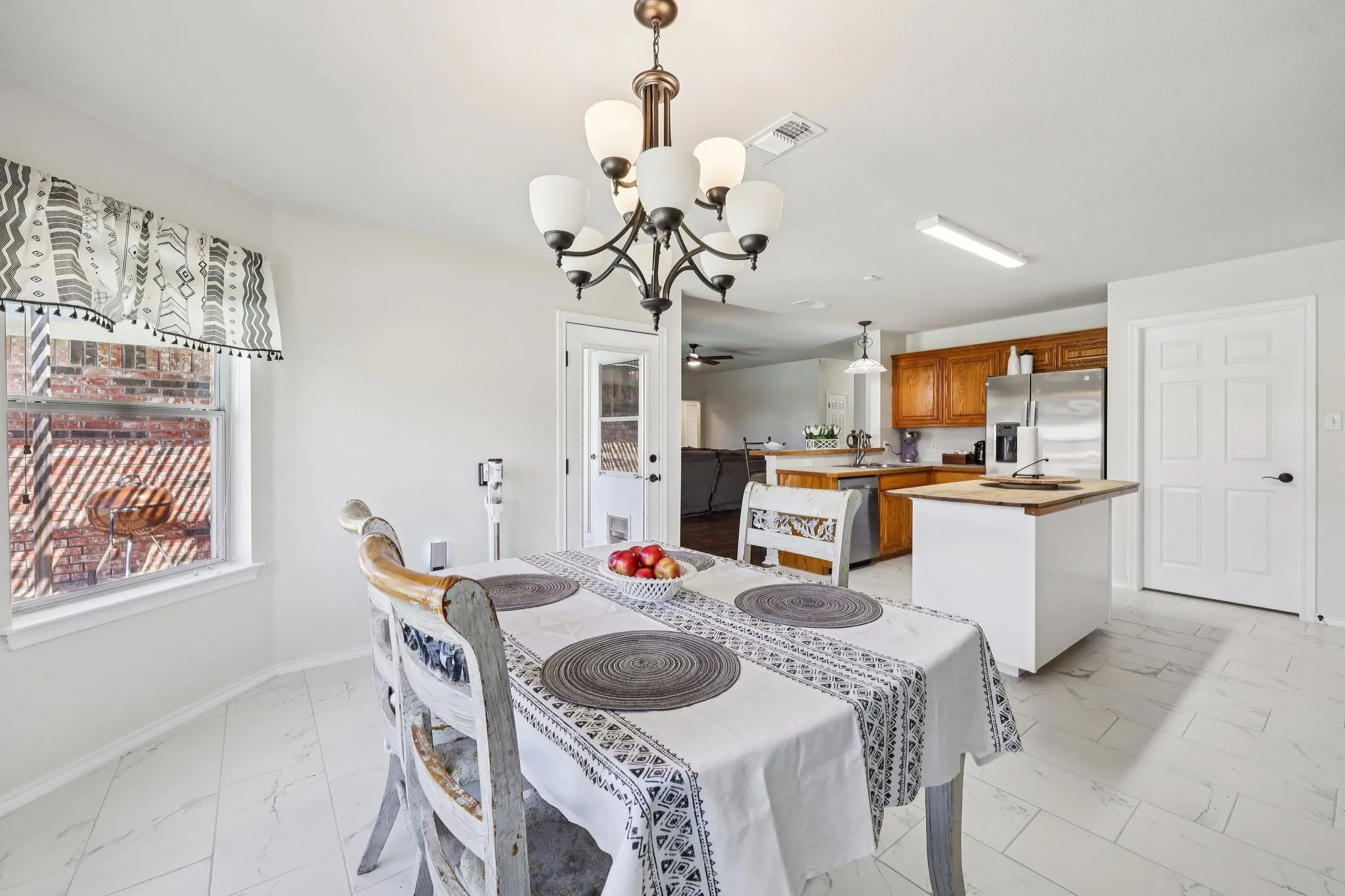 Single Family Residence For Sale in Tarrant County , 1325 Lake Shore Drive, Crowley, Texas 76036, 4 Bedroom, 2 Bathroom, 2 Garage spaces, 1,986 Sqft, built in 2002, mls#21214376, Real Estate Agent in Crowley, Homes For Sale in Tarrant county, Homes For Sale in Crowley, Realtor in Crowley Texas, Real Estate Brokerage Independent Realty Texas, Luminita Cordes Realtor