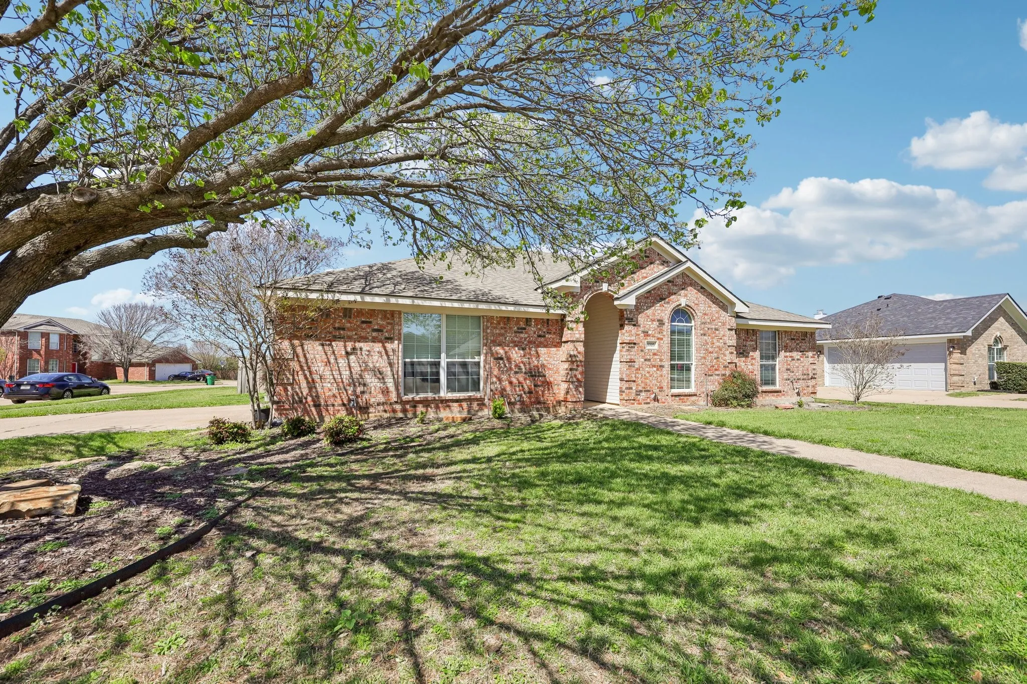 Single Family Residence For Sale in Tarrant County , 1325 Lake Shore Drive, Crowley, Texas 76036, 4 Bedroom, 2 Bathroom, 2 Garage spaces, 1,986 Sqft, built in 2002, mls#21214376, Real Estate Agent in Crowley, Homes For Sale in Tarrant county, Homes For Sale in Crowley, Realtor in Crowley Texas, Real Estate Brokerage Independent Realty Texas, Luminita Cordes Realtor