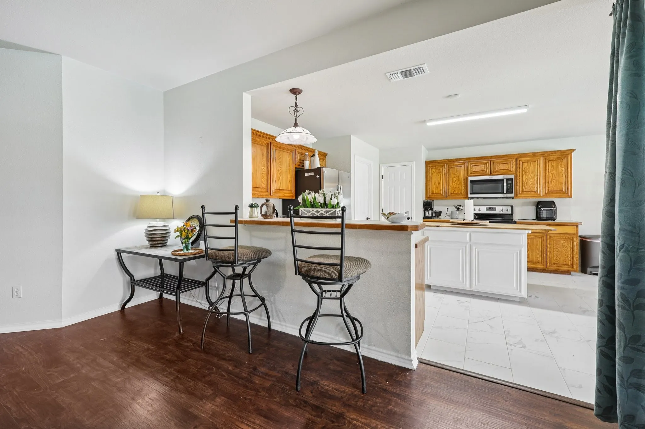 Single Family Residence For Sale in Tarrant County , 1325 Lake Shore Drive, Crowley, Texas 76036, 4 Bedroom, 2 Bathroom, 2 Garage spaces, 1,986 Sqft, built in 2002, mls#21214376, Real Estate Agent in Crowley, Homes For Sale in Tarrant county, Homes For Sale in Crowley, Realtor in Crowley Texas, Real Estate Brokerage Independent Realty Texas, Luminita Cordes Realtor