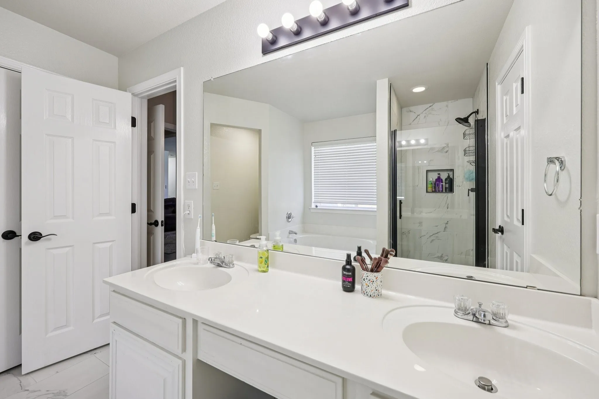 Single Family Residence For Sale in Tarrant County , 1325 Lake Shore Drive, Crowley, Texas 76036, 4 Bedroom, 2 Bathroom, 2 Garage spaces, 1,986 Sqft, built in 2002, mls#21214376, Real Estate Agent in Crowley, Homes For Sale in Tarrant county, Homes For Sale in Crowley, Realtor in Crowley Texas, Real Estate Brokerage Independent Realty Texas, Luminita Cordes Realtor