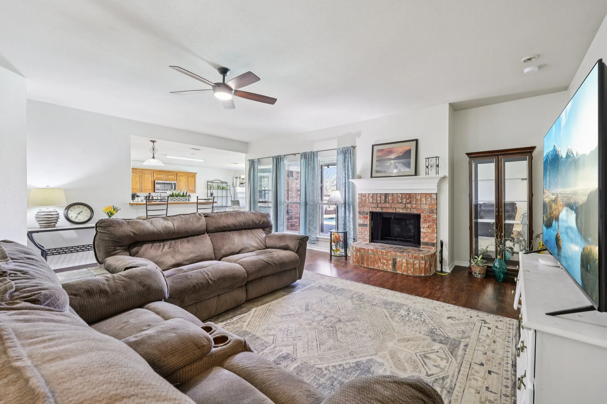 Single Family Residence For Sale in Tarrant County , 1325 Lake Shore Drive, Crowley, Texas 76036, 4 Bedroom, 2 Bathroom, 2 Garage spaces, 1,986 Sqft, built in 2002, mls#21214376, Real Estate Agent in Crowley, Homes For Sale in Tarrant county, Homes For Sale in Crowley, Realtor in Crowley Texas, Real Estate Brokerage Independent Realty Texas, Luminita Cordes Realtor