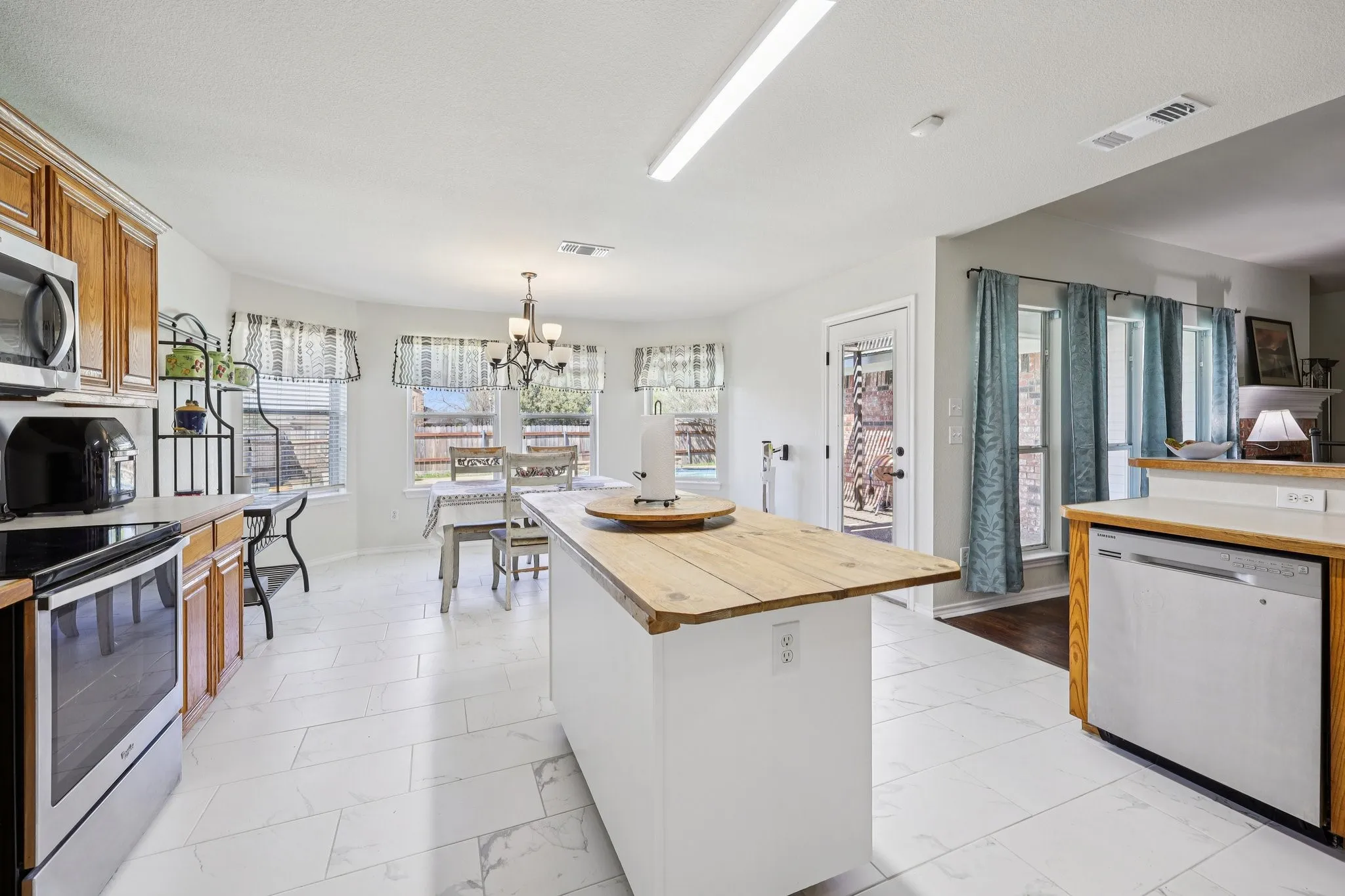 Single Family Residence For Sale in Tarrant County , 1325 Lake Shore Drive, Crowley, Texas 76036, 4 Bedroom, 2 Bathroom, 2 Garage spaces, 1,986 Sqft, built in 2002, mls#21214376, Real Estate Agent in Crowley, Homes For Sale in Tarrant county, Homes For Sale in Crowley, Realtor in Crowley Texas, Real Estate Brokerage Independent Realty Texas, Luminita Cordes Realtor