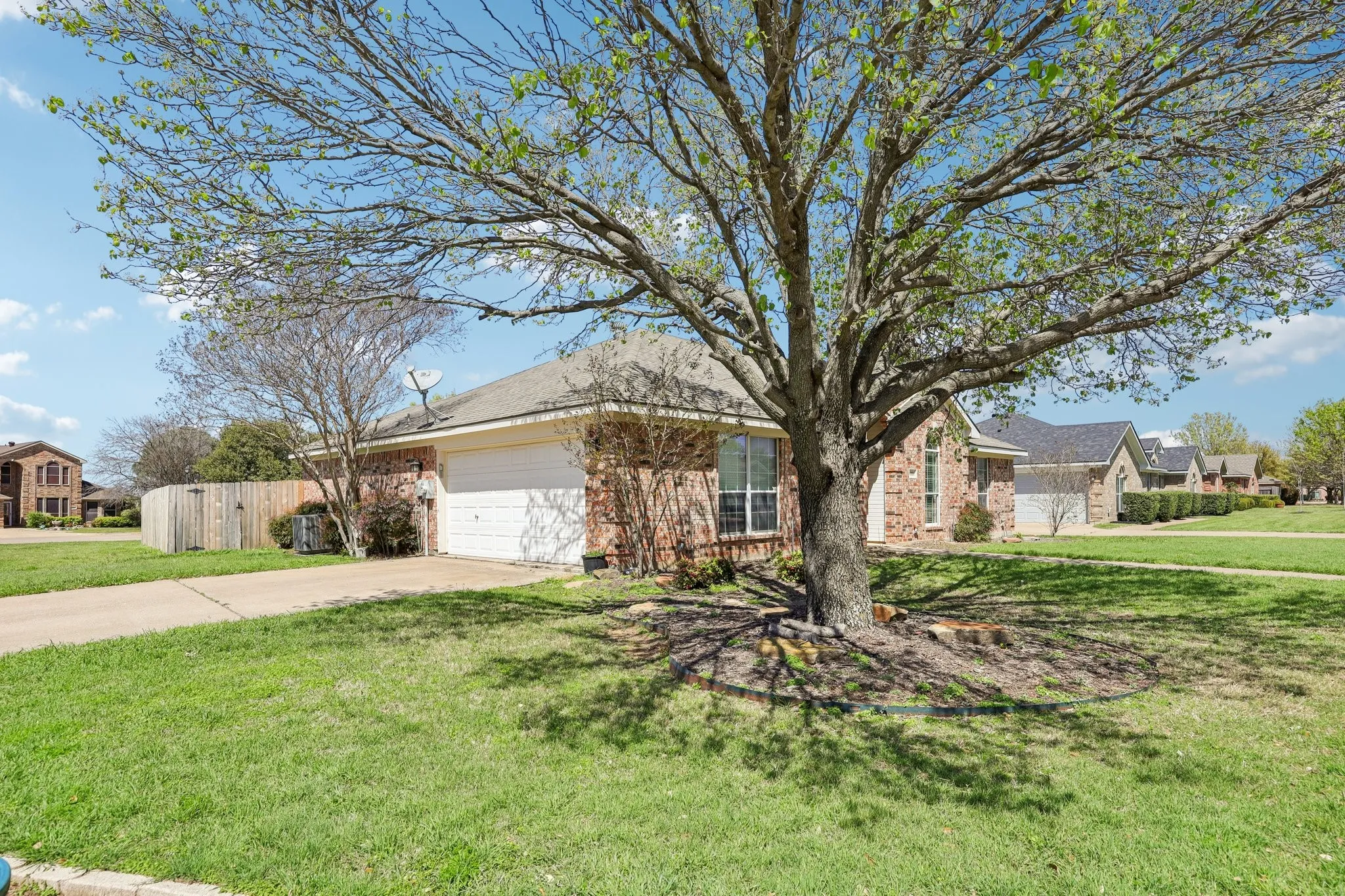 Single Family Residence For Sale in Tarrant County , 1325 Lake Shore Drive, Crowley, Texas 76036, 4 Bedroom, 2 Bathroom, 2 Garage spaces, 1,986 Sqft, built in 2002, mls#21214376, Real Estate Agent in Crowley, Homes For Sale in Tarrant county, Homes For Sale in Crowley, Realtor in Crowley Texas, Real Estate Brokerage Independent Realty Texas, Luminita Cordes Realtor