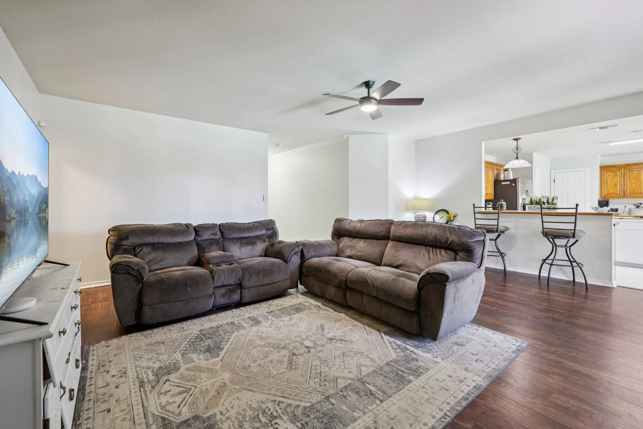 Single Family Residence For Sale in Tarrant County , 1325 Lake Shore Drive, Crowley, Texas 76036, 4 Bedroom, 2 Bathroom, 2 Garage spaces, 1,986 Sqft, built in 2002, mls#21214376, Real Estate Agent in Crowley, Homes For Sale in Tarrant county, Homes For Sale in Crowley, Realtor in Crowley Texas, Real Estate Brokerage Independent Realty Texas, Luminita Cordes Realtor