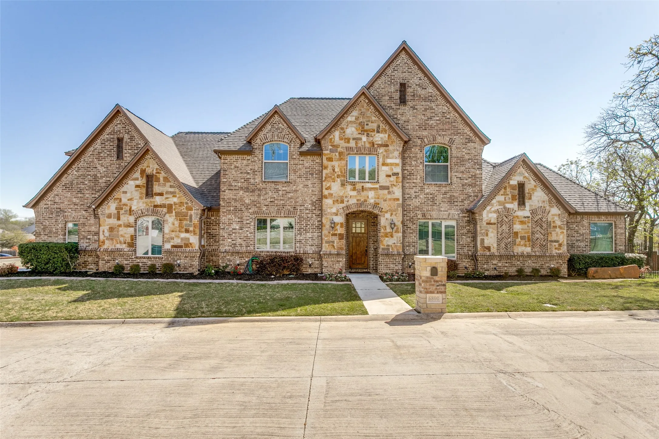 Single Family Residence For Sale in Tarrant County , 6800 Woodland Hills Drive, North Richland Hills, Texas 76182, 4 Bedroom, 4 Bathroom, 2 Garage spaces, 3,505 Sqft, built in 2014, Preowned, mls#21211130, Real Estate Agent in North Richland Hills, Homes For Sale in Tarrant county, Homes For Sale in North Richland Hills, Realtor in North Richland Hills Texas, Real Estate Brokerage Independent Realty Texas, Luminita Cordes Realtor