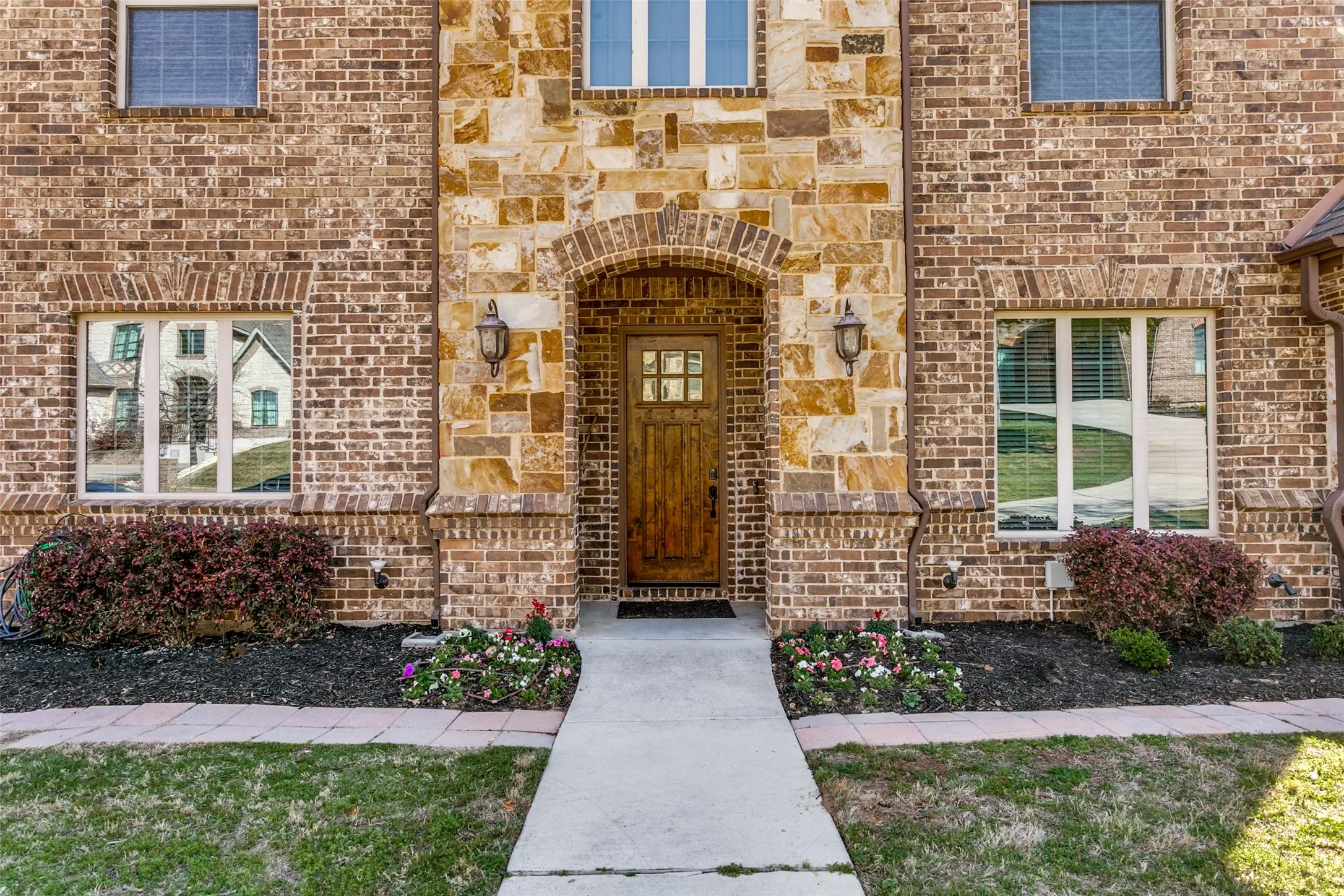 Single Family Residence For Sale in Tarrant County , 6800 Woodland Hills Drive, North Richland Hills, Texas 76182, 4 Bedroom, 4 Bathroom, 2 Garage spaces, 3,505 Sqft, built in 2014, Preowned, mls#21211130, Real Estate Agent in North Richland Hills, Homes For Sale in Tarrant county, Homes For Sale in North Richland Hills, Realtor in North Richland Hills Texas, Real Estate Brokerage Independent Realty Texas, Luminita Cordes Realtor