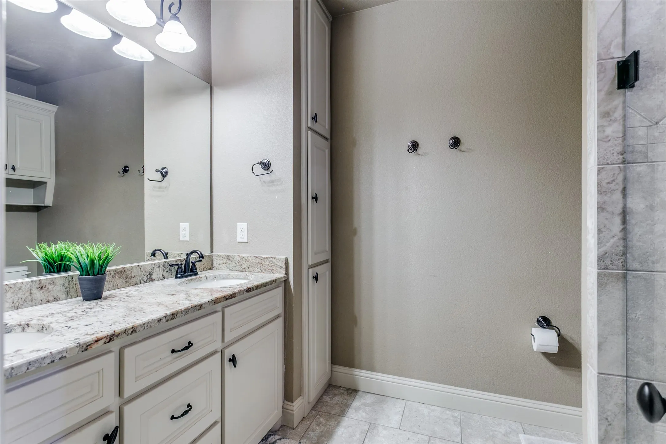 Single Family Residence For Sale in Tarrant County , 6800 Woodland Hills Drive, North Richland Hills, Texas 76182, 4 Bedroom, 4 Bathroom, 2 Garage spaces, 3,505 Sqft, built in 2014, Preowned, mls#21211130, Real Estate Agent in North Richland Hills, Homes For Sale in Tarrant county, Homes For Sale in North Richland Hills, Realtor in North Richland Hills Texas, Real Estate Brokerage Independent Realty Texas, Luminita Cordes Realtor