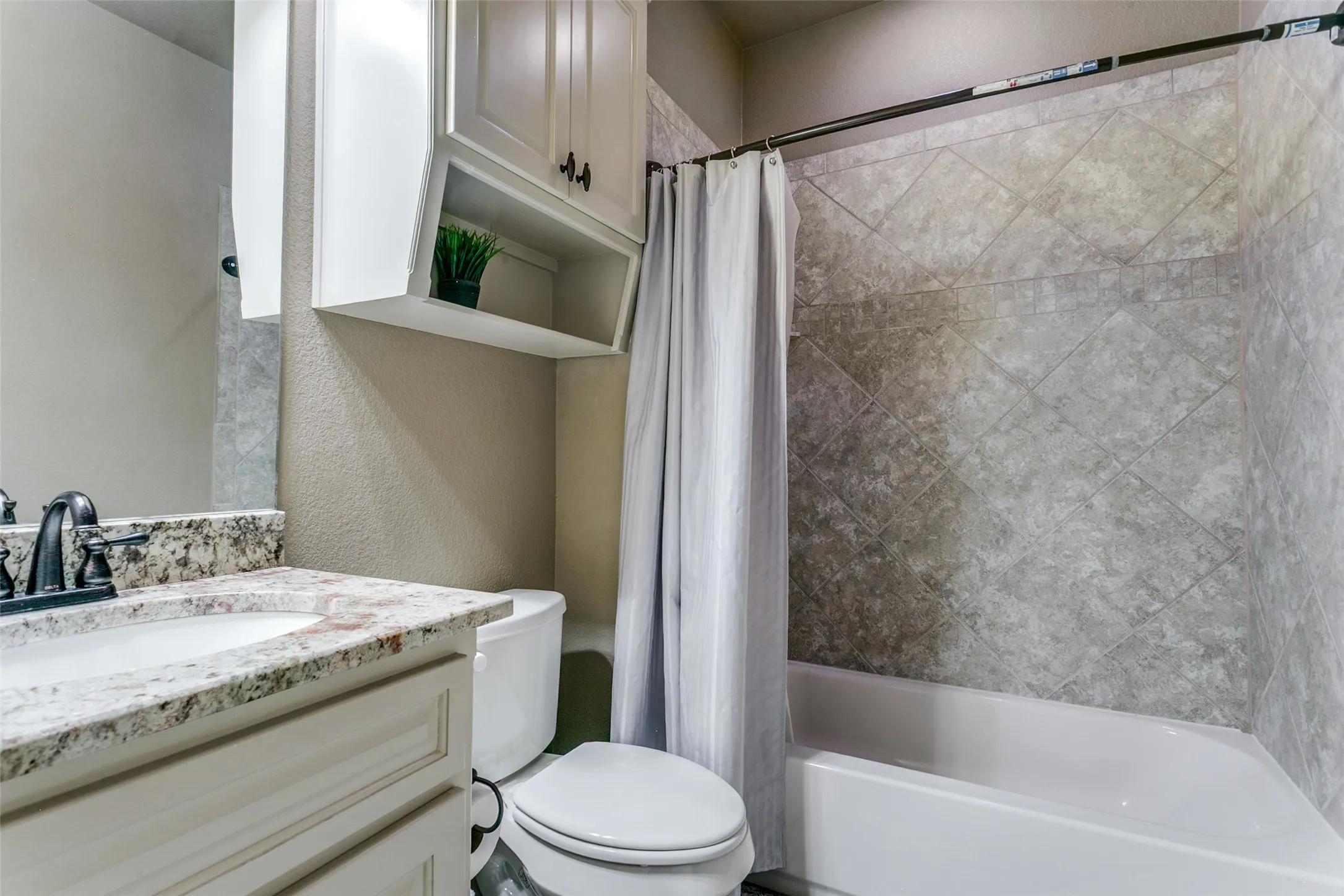 Single Family Residence For Sale in Tarrant County , 6800 Woodland Hills Drive, North Richland Hills, Texas 76182, 4 Bedroom, 4 Bathroom, 2 Garage spaces, 3,505 Sqft, built in 2014, Preowned, mls#21211130, Real Estate Agent in North Richland Hills, Homes For Sale in Tarrant county, Homes For Sale in North Richland Hills, Realtor in North Richland Hills Texas, Real Estate Brokerage Independent Realty Texas, Luminita Cordes Realtor