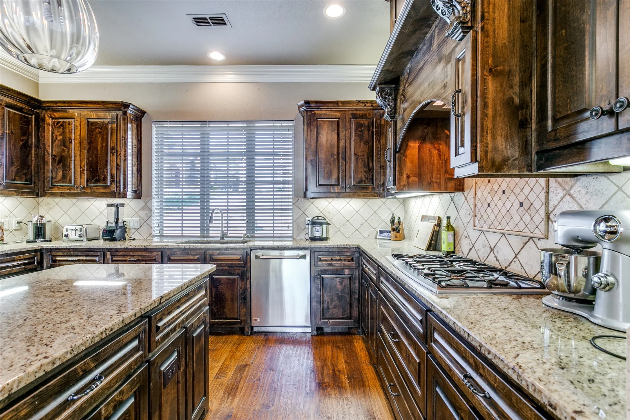 Single Family Residence For Sale in Tarrant County , 6800 Woodland Hills Drive, North Richland Hills, Texas 76182, 4 Bedroom, 4 Bathroom, 2 Garage spaces, 3,505 Sqft, built in 2014, Preowned, mls#21211130, Real Estate Agent in North Richland Hills, Homes For Sale in Tarrant county, Homes For Sale in North Richland Hills, Realtor in North Richland Hills Texas, Real Estate Brokerage Independent Realty Texas, Luminita Cordes Realtor