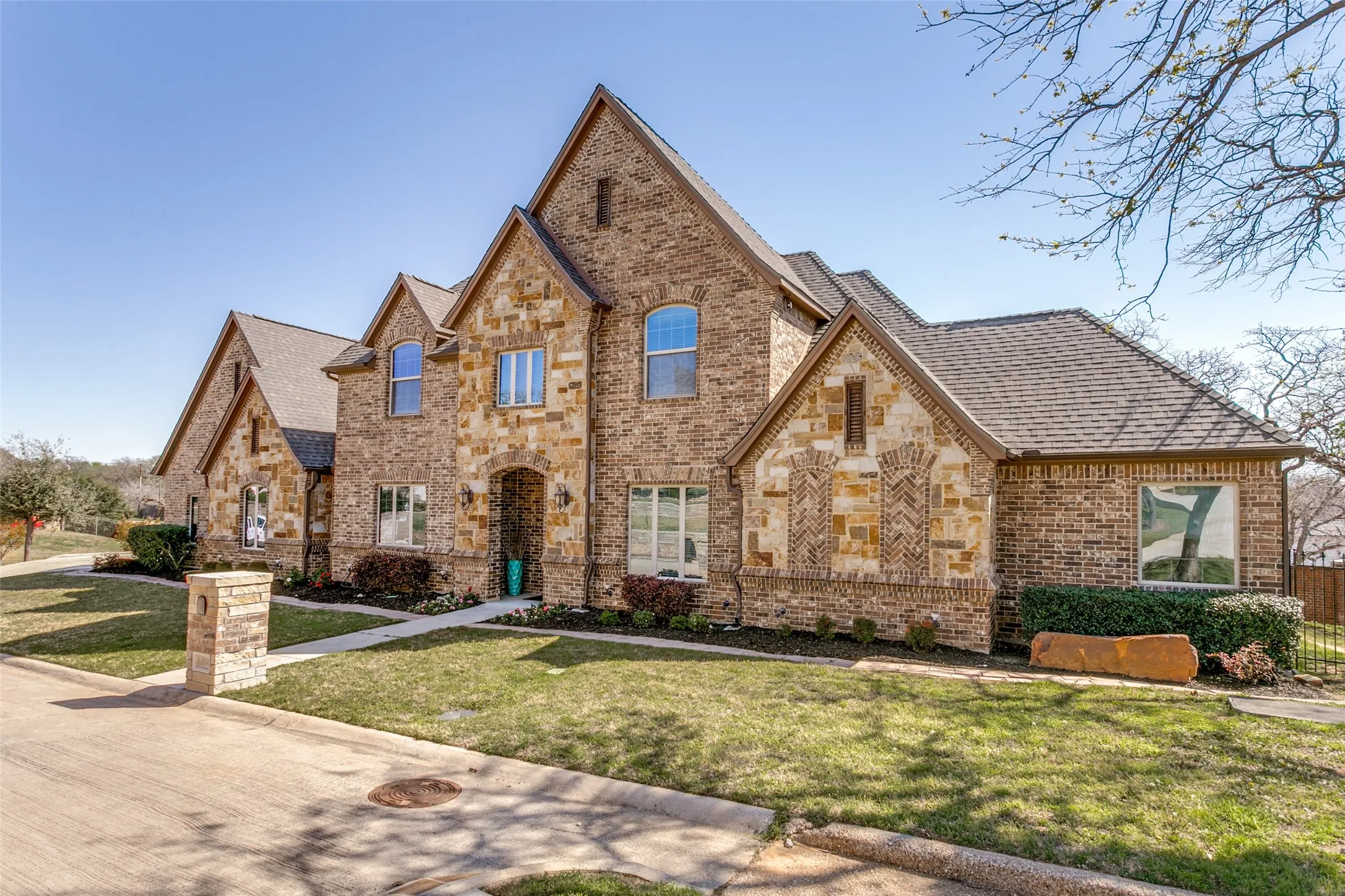 Single Family Residence For Sale in Tarrant County , 6800 Woodland Hills Drive, North Richland Hills, Texas 76182, 4 Bedroom, 4 Bathroom, 2 Garage spaces, 3,505 Sqft, built in 2014, Preowned, mls#21211130, Real Estate Agent in North Richland Hills, Homes For Sale in Tarrant county, Homes For Sale in North Richland Hills, Realtor in North Richland Hills Texas, Real Estate Brokerage Independent Realty Texas, Luminita Cordes Realtor
