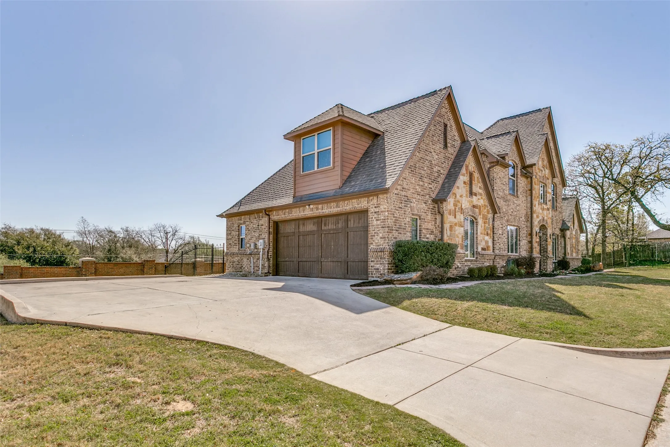 Single Family Residence For Sale in Tarrant County , 6800 Woodland Hills Drive, North Richland Hills, Texas 76182, 4 Bedroom, 4 Bathroom, 2 Garage spaces, 3,505 Sqft, built in 2014, Preowned, mls#21211130, Real Estate Agent in North Richland Hills, Homes For Sale in Tarrant county, Homes For Sale in North Richland Hills, Realtor in North Richland Hills Texas, Real Estate Brokerage Independent Realty Texas, Luminita Cordes Realtor