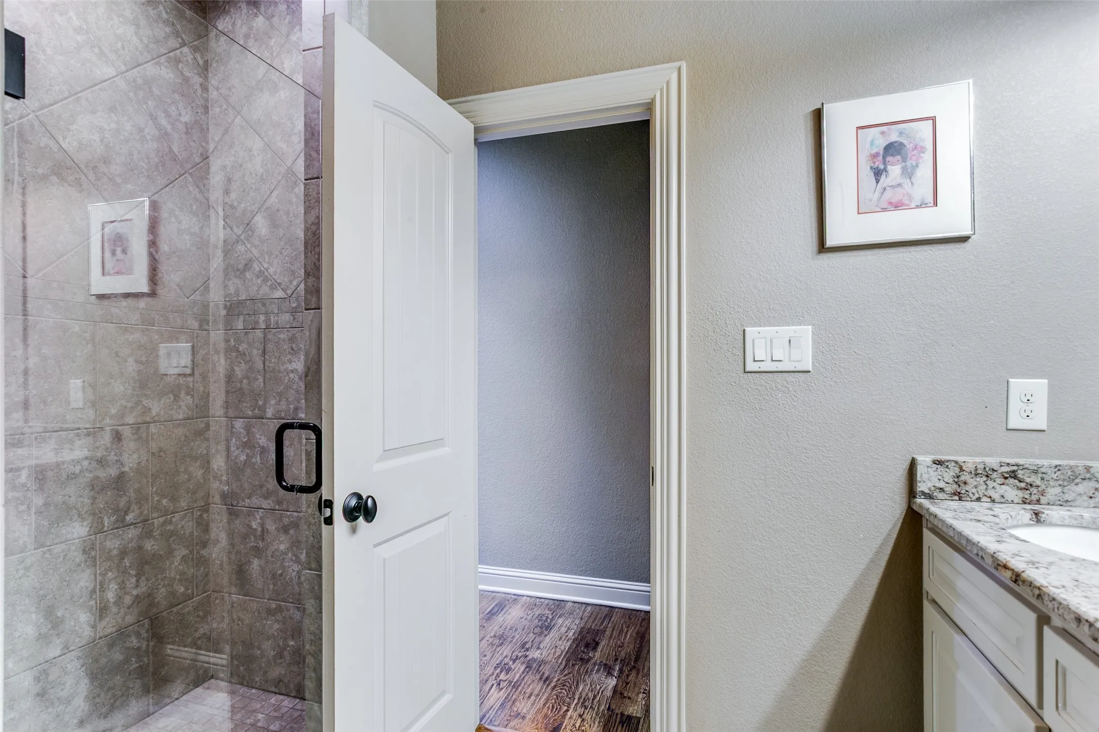 Single Family Residence For Sale in Tarrant County , 6800 Woodland Hills Drive, North Richland Hills, Texas 76182, 4 Bedroom, 4 Bathroom, 2 Garage spaces, 3,505 Sqft, built in 2014, Preowned, mls#21211130, Real Estate Agent in North Richland Hills, Homes For Sale in Tarrant county, Homes For Sale in North Richland Hills, Realtor in North Richland Hills Texas, Real Estate Brokerage Independent Realty Texas, Luminita Cordes Realtor
