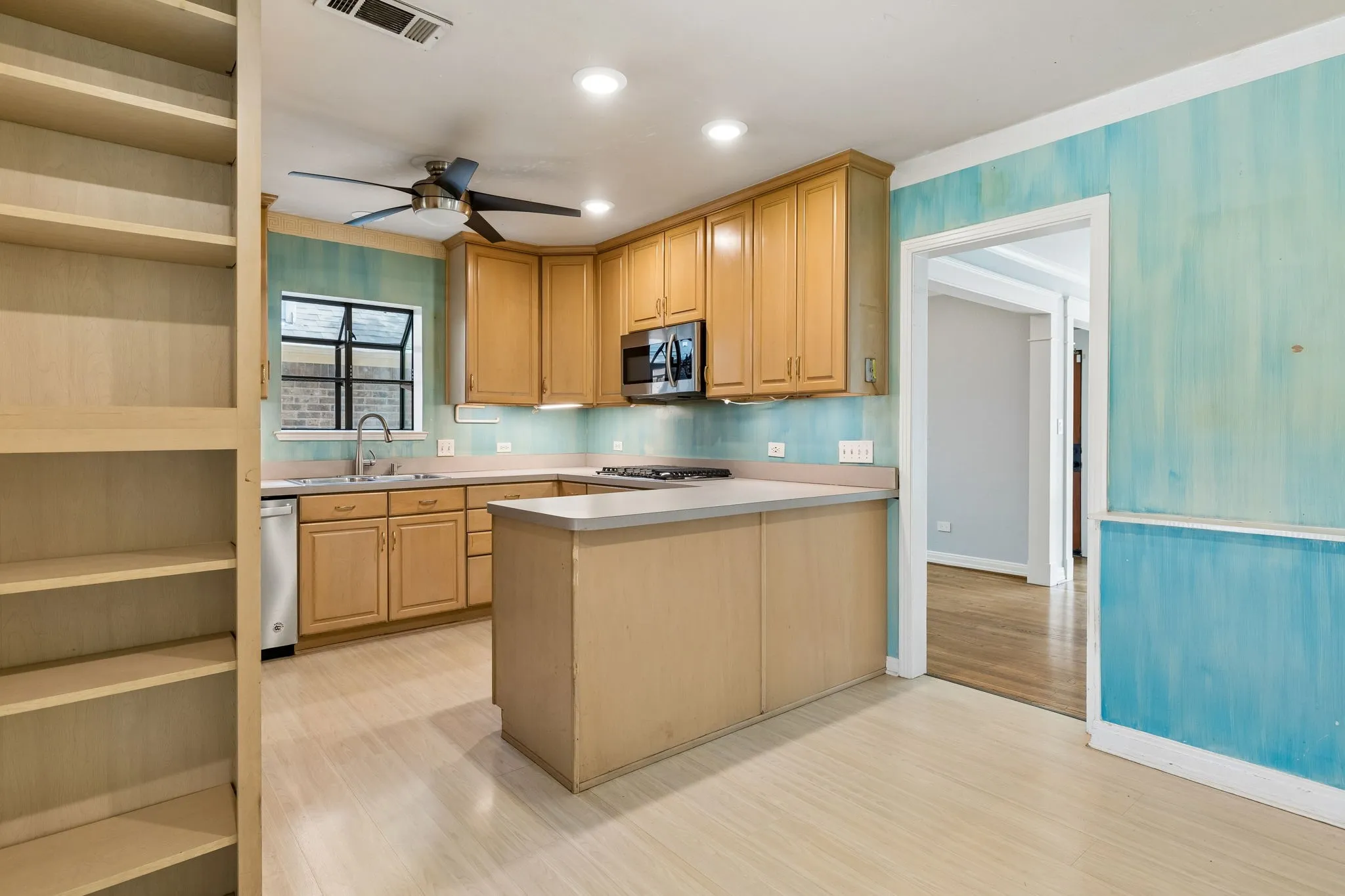 Single Family Residence For Sale in Dallas County , 8015 Eagle Trail, Dallas, Texas 75238, 3 Bedrooms, 2 Bathrooms, Garage spaces, 1,456 Sqft, built in 1983, Preowned, Price $625,000, mls#21210910, Real Estate Agent in Dallas, Homes For Sale in Dallas county, Homes For Sale in Dallas, Realtor in Dallas Texas, Real Estate Brokerage Independent Realty Texas, Luminita Cordes Realtor