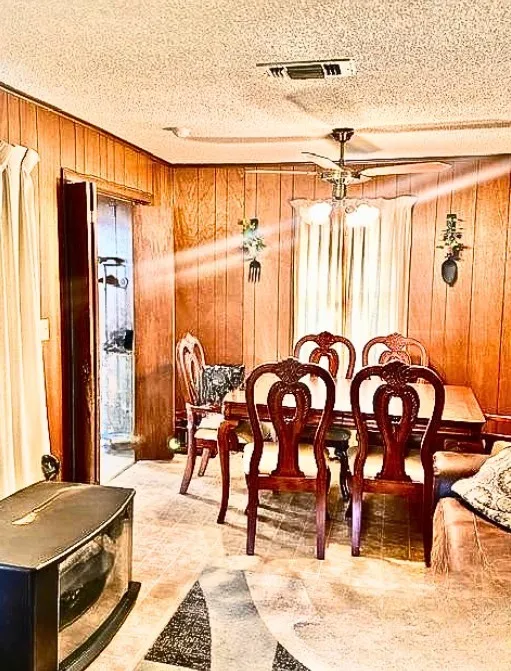 Single Family Residence For Sale in Hopkins County , 505 J D Franklin Drive, Sulphur Springs, Texas 75482, 3 Bedroom, 2 Bathroom, Garage spaces, 2,372 Sqft, built in 1965, mls#21214245, Real Estate Agent in Sulphur Springs, Homes For Sale in Hopkins county, Homes For Sale in Sulphur Springs, Realtor in Sulphur Springs Texas, Real Estate Brokerage Independent Realty Texas, Luminita Cordes Realtor