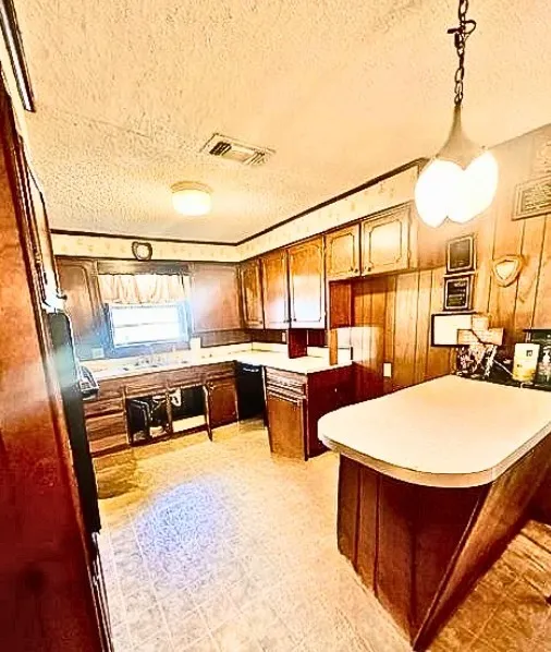 Single Family Residence For Sale in Hopkins County , 505 J D Franklin Drive, Sulphur Springs, Texas 75482, 3 Bedroom, 2 Bathroom, Garage spaces, 2,372 Sqft, built in 1965, mls#21214245, Real Estate Agent in Sulphur Springs, Homes For Sale in Hopkins county, Homes For Sale in Sulphur Springs, Realtor in Sulphur Springs Texas, Real Estate Brokerage Independent Realty Texas, Luminita Cordes Realtor