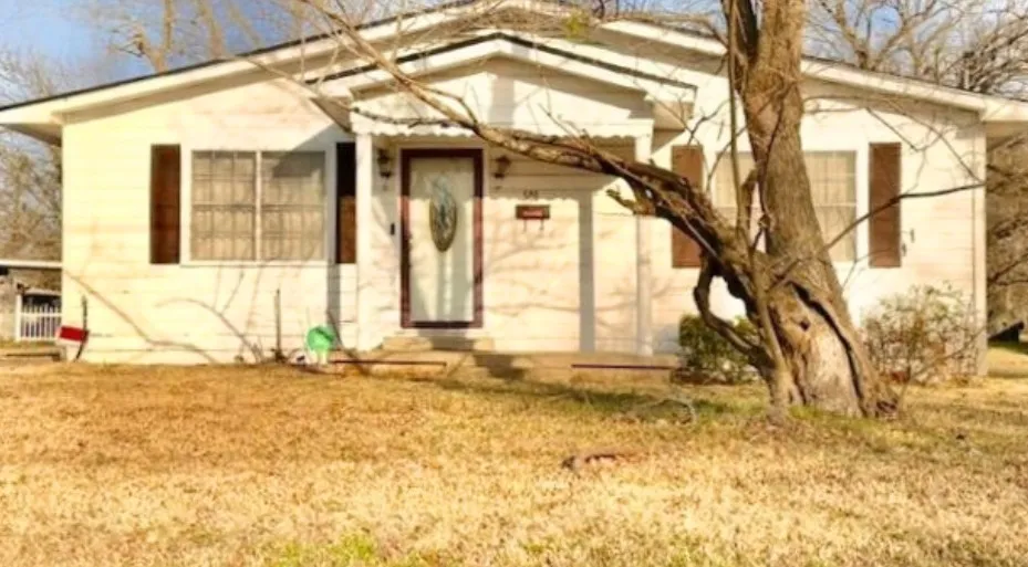 Single Family Residence For Sale in Hopkins County , 505 J D Franklin Drive, Sulphur Springs, Texas 75482, 3 Bedroom, 2 Bathroom, Garage spaces, 2,372 Sqft, built in 1965, mls#21214245, Real Estate Agent in Sulphur Springs, Homes For Sale in Hopkins county, Homes For Sale in Sulphur Springs, Realtor in Sulphur Springs Texas, Real Estate Brokerage Independent Realty Texas, Luminita Cordes Realtor