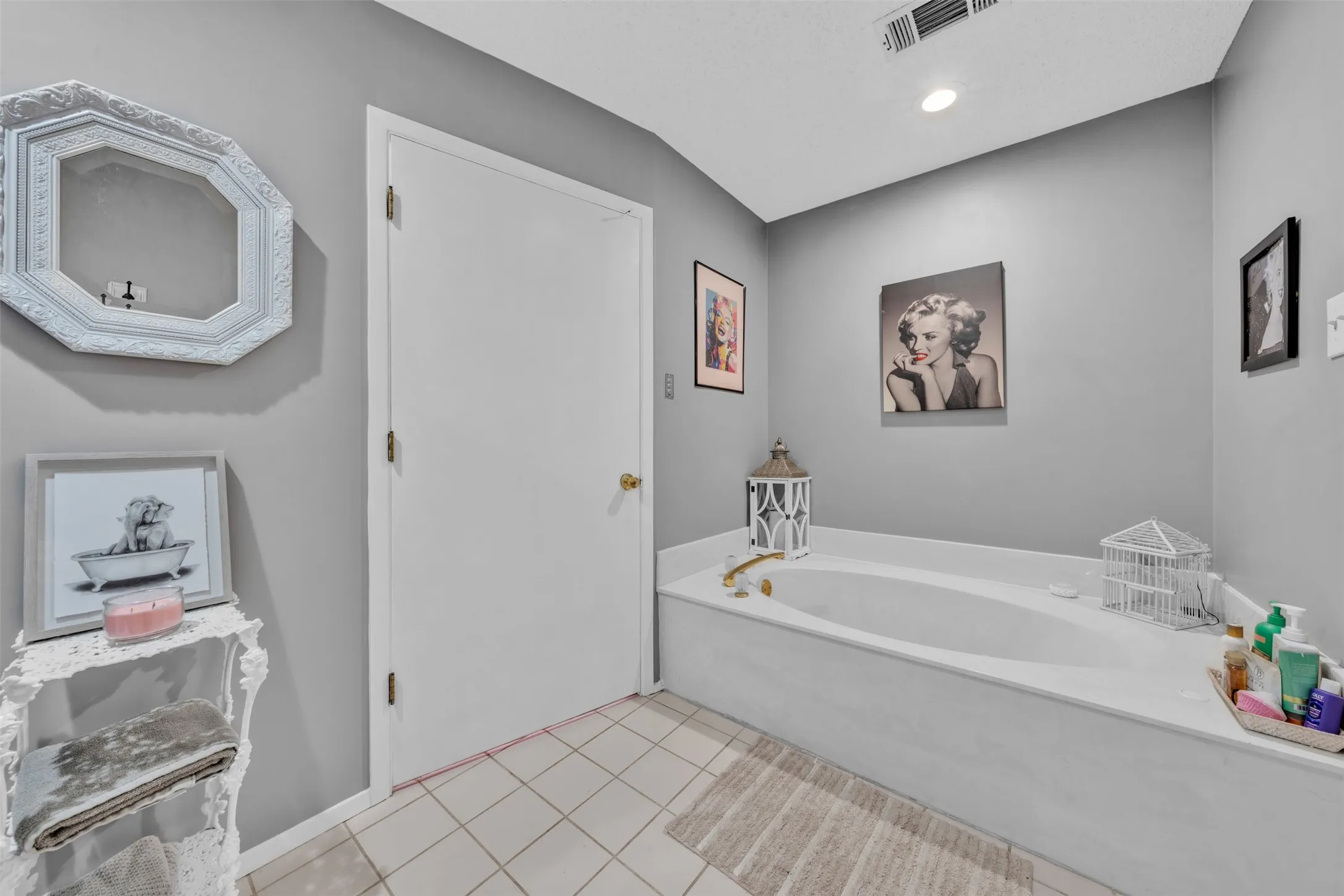 Single Family Residence For Sale in Johnson County , 205 William Wallace Drive, Burleson, Texas 76028, 6 Bedroom, 4 Bathroom, 3 Garage spaces, 4,115 Sqft, built in 1985, Preowned, mls#21213250, Real Estate Agent in Burleson, Homes For Sale in Johnson county, Homes For Sale in Burleson, Realtor in Burleson Texas, Real Estate Brokerage Independent Realty Texas, Luminita Cordes Realtor