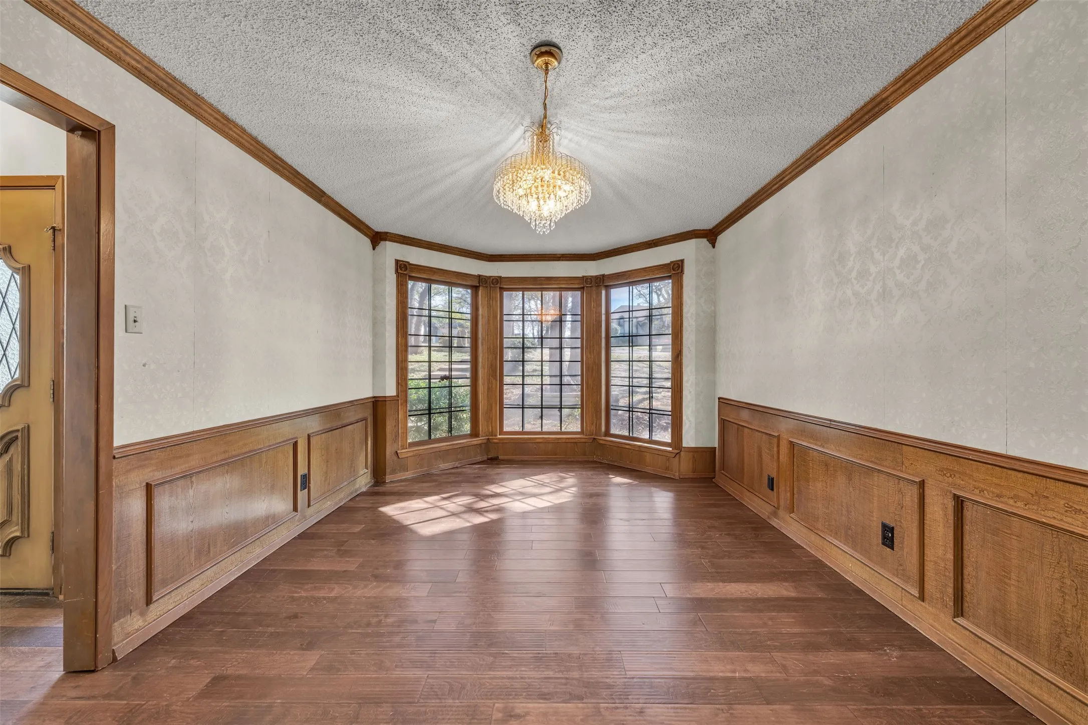 Single Family Residence For Sale in Johnson County , 205 William Wallace Drive, Burleson, Texas 76028, 6 Bedroom, 4 Bathroom, 3 Garage spaces, 4,115 Sqft, built in 1985, Preowned, mls#21213250, Real Estate Agent in Burleson, Homes For Sale in Johnson county, Homes For Sale in Burleson, Realtor in Burleson Texas, Real Estate Brokerage Independent Realty Texas, Luminita Cordes Realtor
