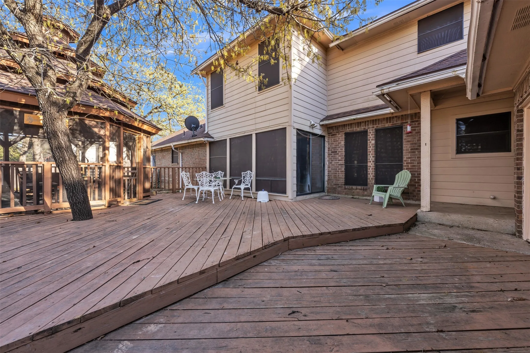 Single Family Residence For Sale in Johnson County , 205 William Wallace Drive, Burleson, Texas 76028, 6 Bedroom, 4 Bathroom, 3 Garage spaces, 4,115 Sqft, built in 1985, Preowned, mls#21213250, Real Estate Agent in Burleson, Homes For Sale in Johnson county, Homes For Sale in Burleson, Realtor in Burleson Texas, Real Estate Brokerage Independent Realty Texas, Luminita Cordes Realtor