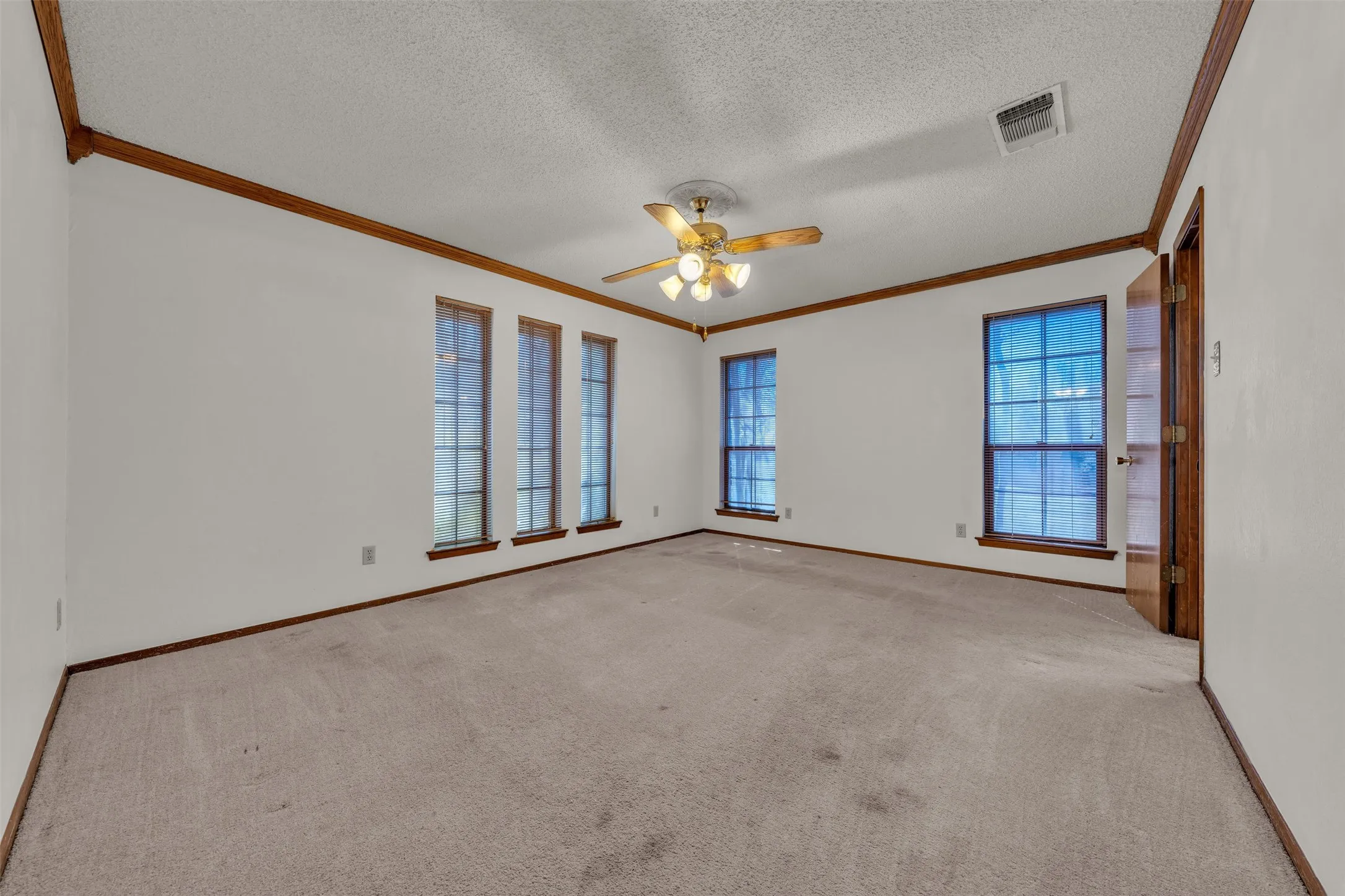 Single Family Residence For Sale in Johnson County , 205 William Wallace Drive, Burleson, Texas 76028, 6 Bedroom, 4 Bathroom, 3 Garage spaces, 4,115 Sqft, built in 1985, Preowned, mls#21213250, Real Estate Agent in Burleson, Homes For Sale in Johnson county, Homes For Sale in Burleson, Realtor in Burleson Texas, Real Estate Brokerage Independent Realty Texas, Luminita Cordes Realtor